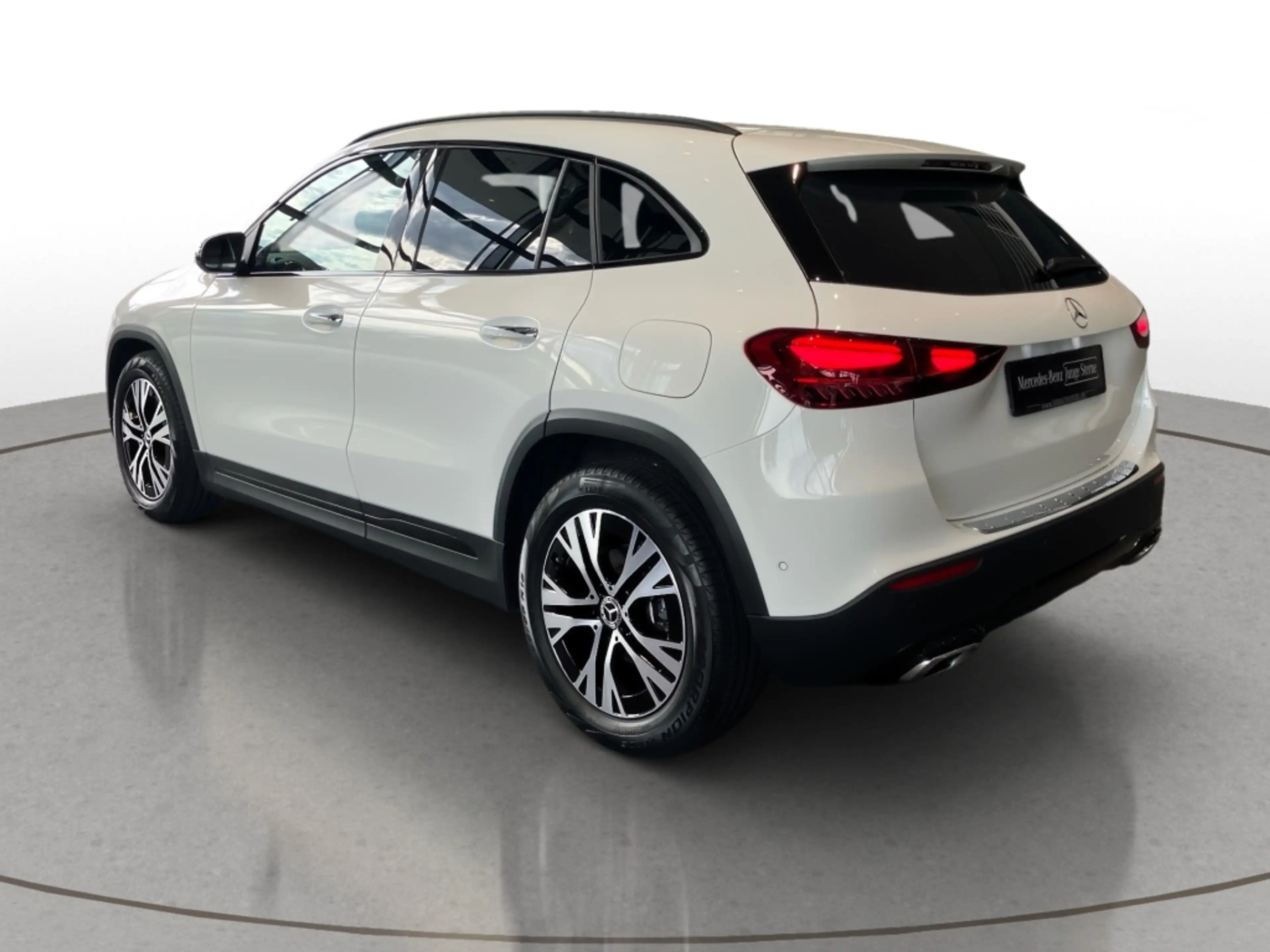 Mercedes-Benz GLA 180 Progressive Line+Night+AHK+DISTR+KEYLESS — photo 7