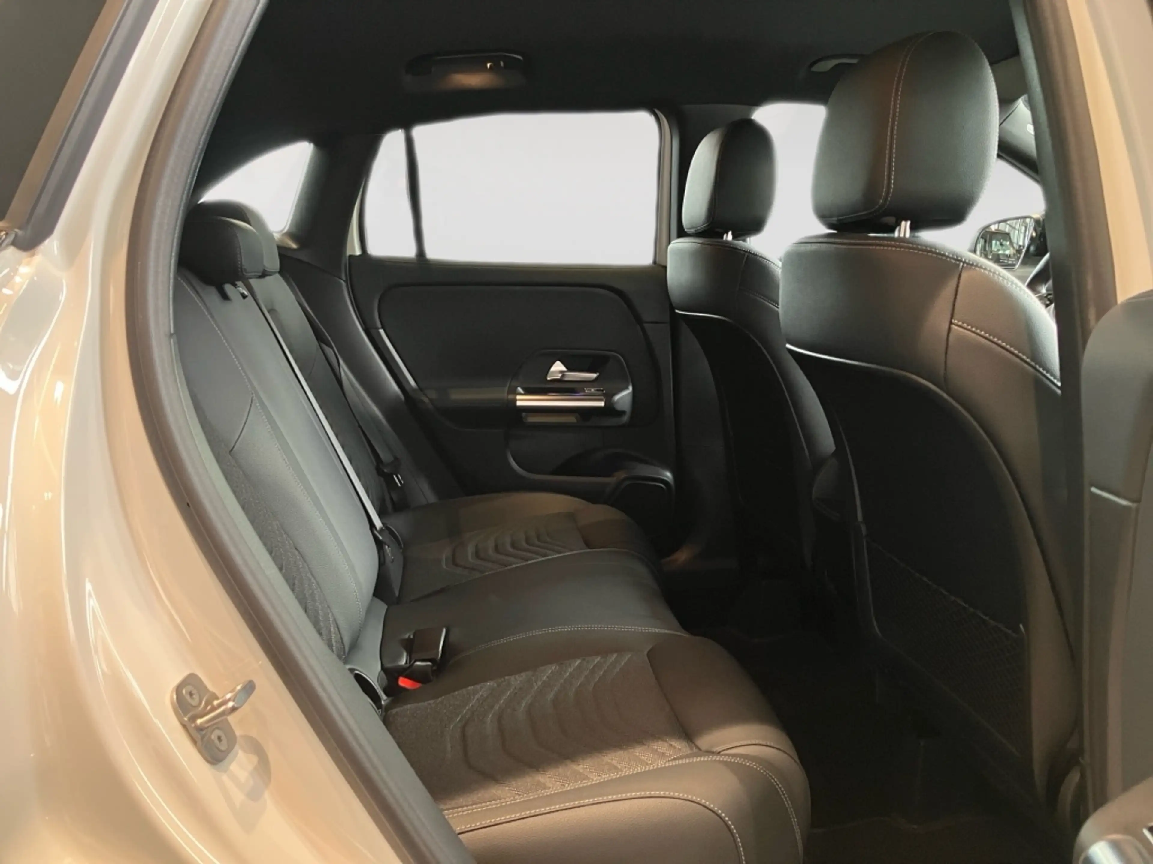 Mercedes-Benz GLA 180 Progressive Line+Night+AHK+DISTR+KEYLESS — photo 9