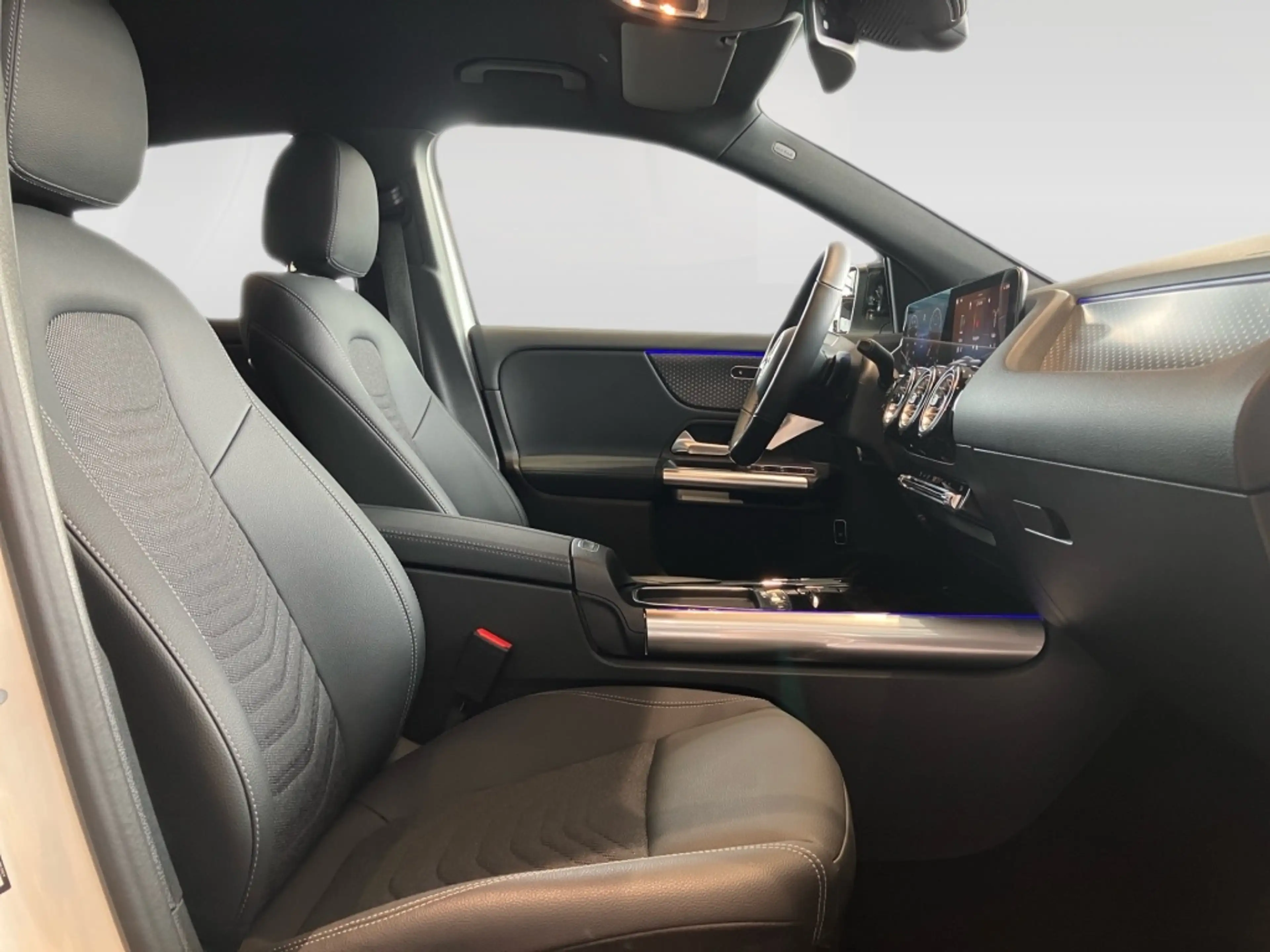 Mercedes-Benz GLA 180 Progressive Line+Night+AHK+DISTR+KEYLESS — photo 10