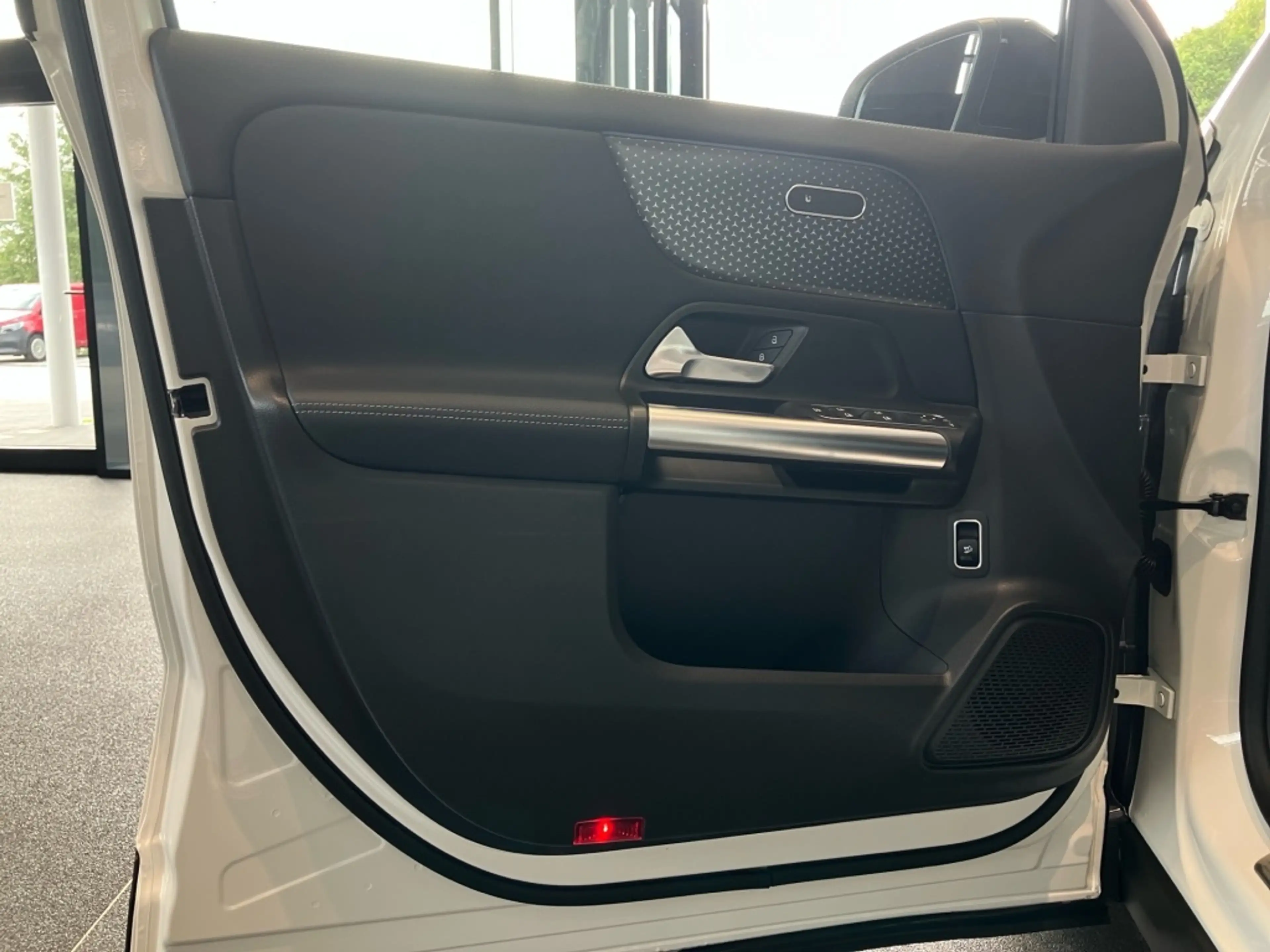 Mercedes-Benz GLA 180 Progressive Line+Night+AHK+DISTR+KEYLESS — photo 15