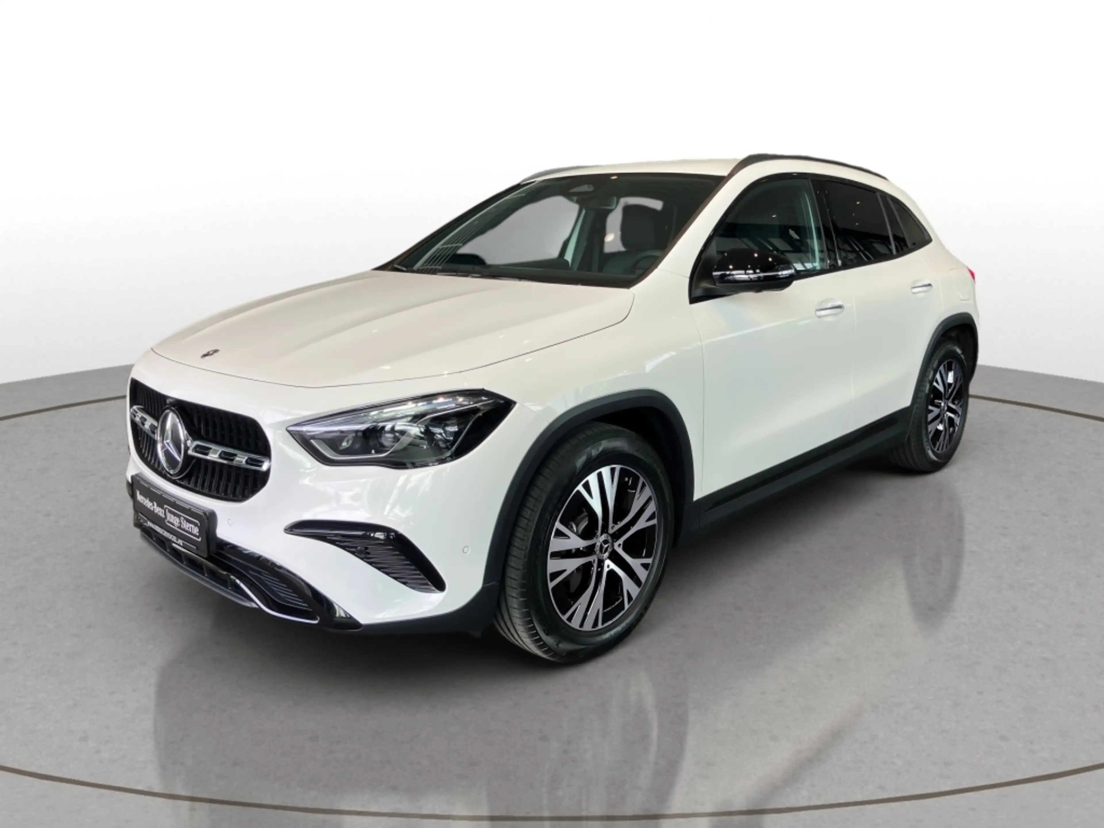 Mercedes-Benz GLA 180 Progressive Line+Night+AHK+DISTR+KEYLESS — photo 2