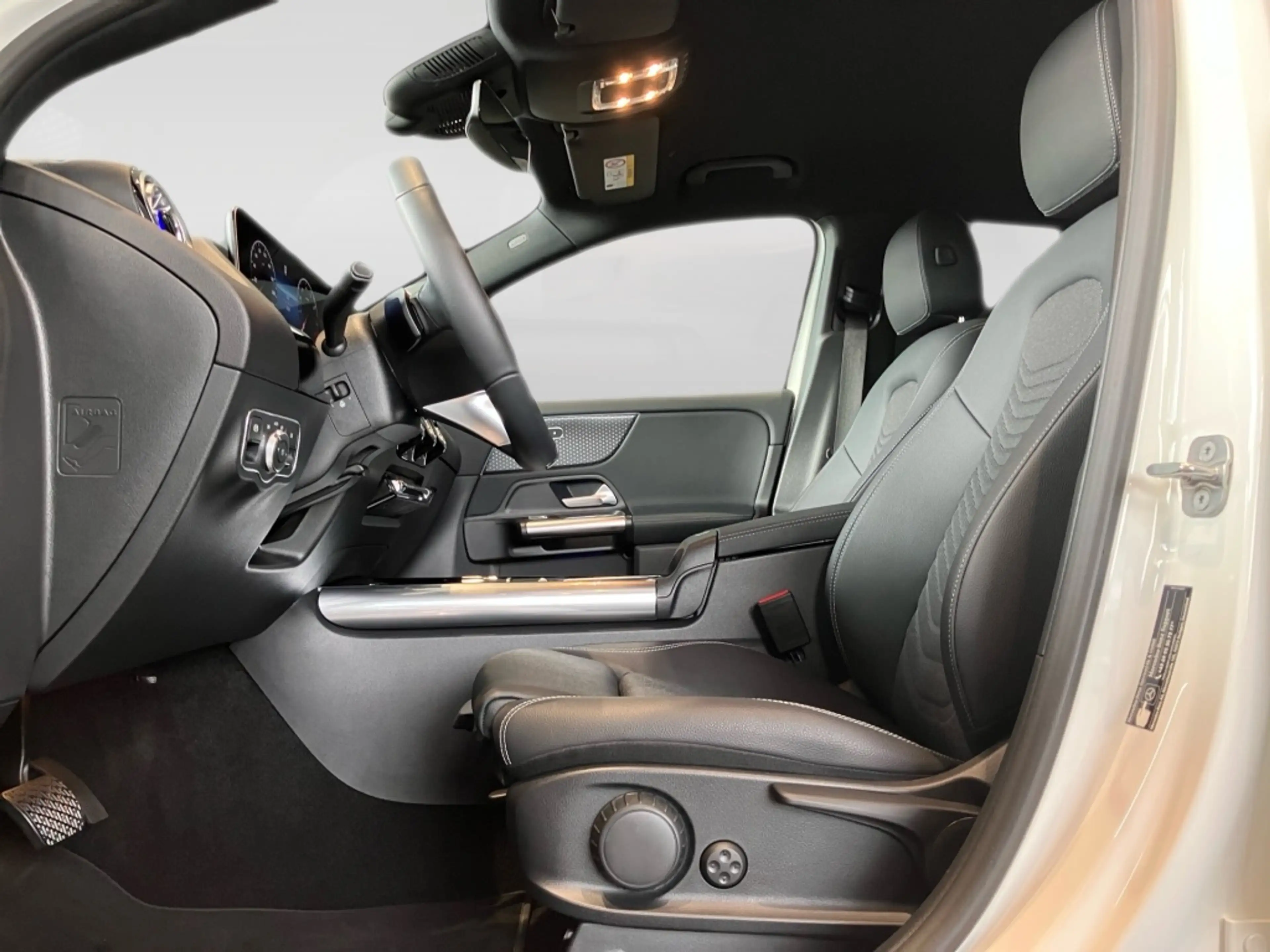 Mercedes-Benz GLA 180 Progressive Line+Night+AHK+DISTR+KEYLESS — photo 11
