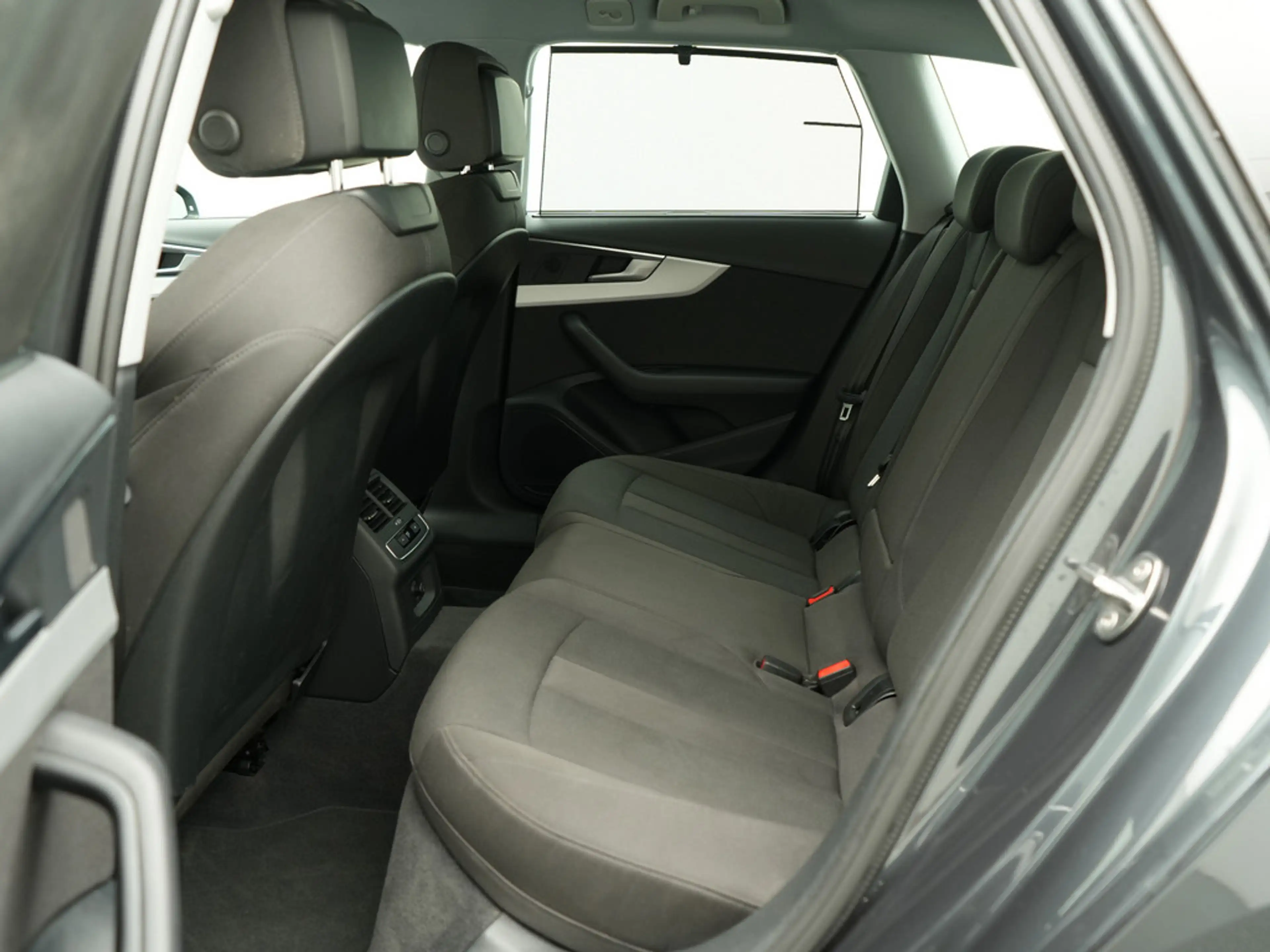 Audi A4 Avant advanced AHK ACC NAVI SHZ PDC LED — photo 12