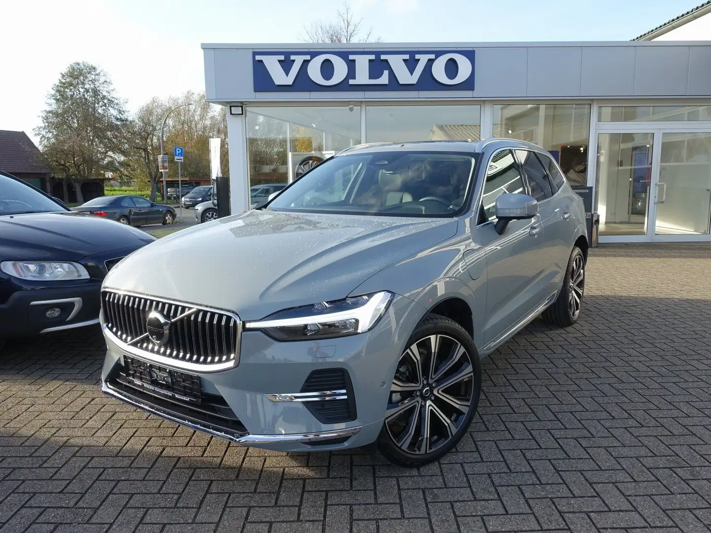 Volvo XC60 Plus T6 AWD Plug-in Hybrid/Four-C/AHK Grau - 1