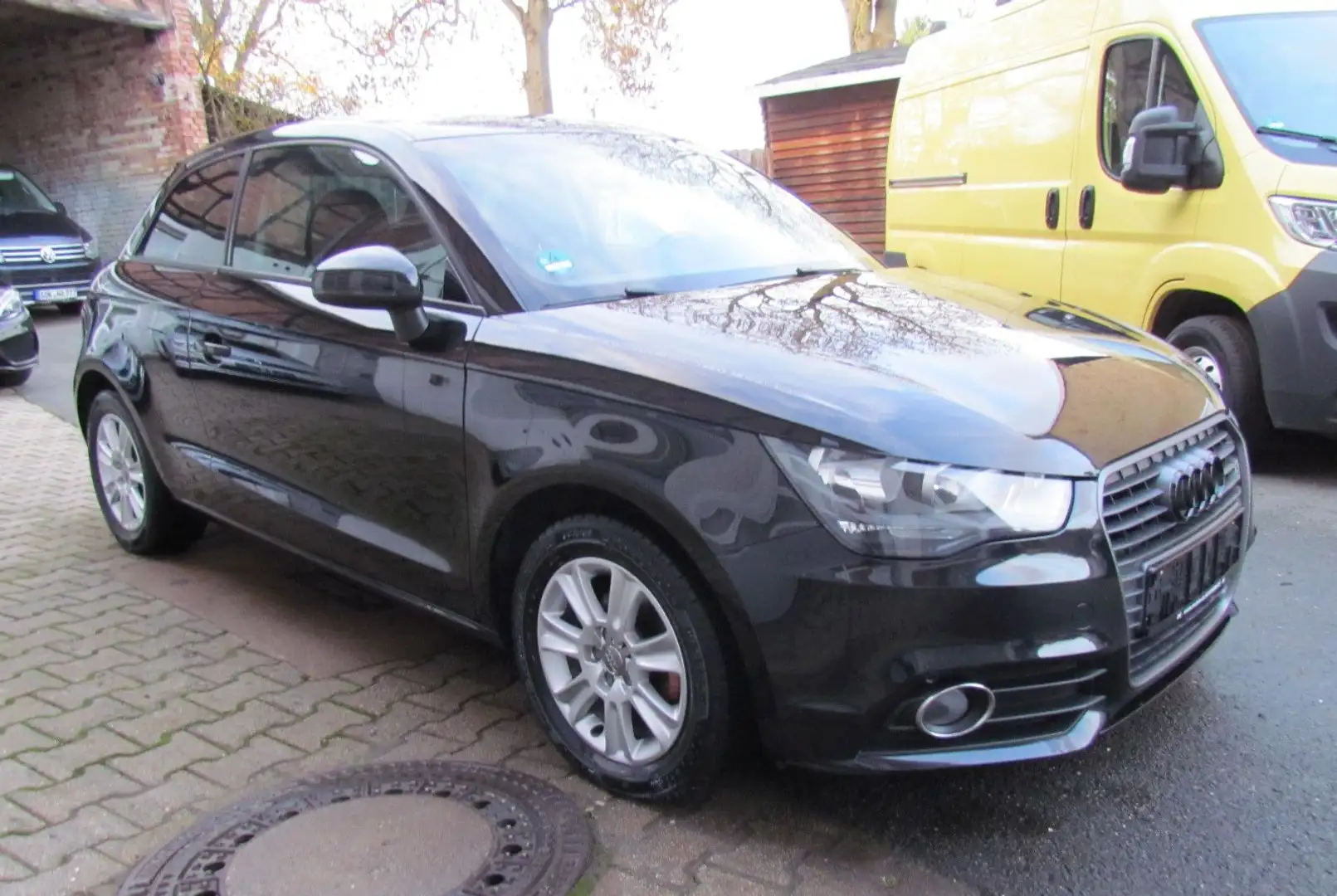 Audi A1 1.6 TDI **Attraction** Schwarz - 2