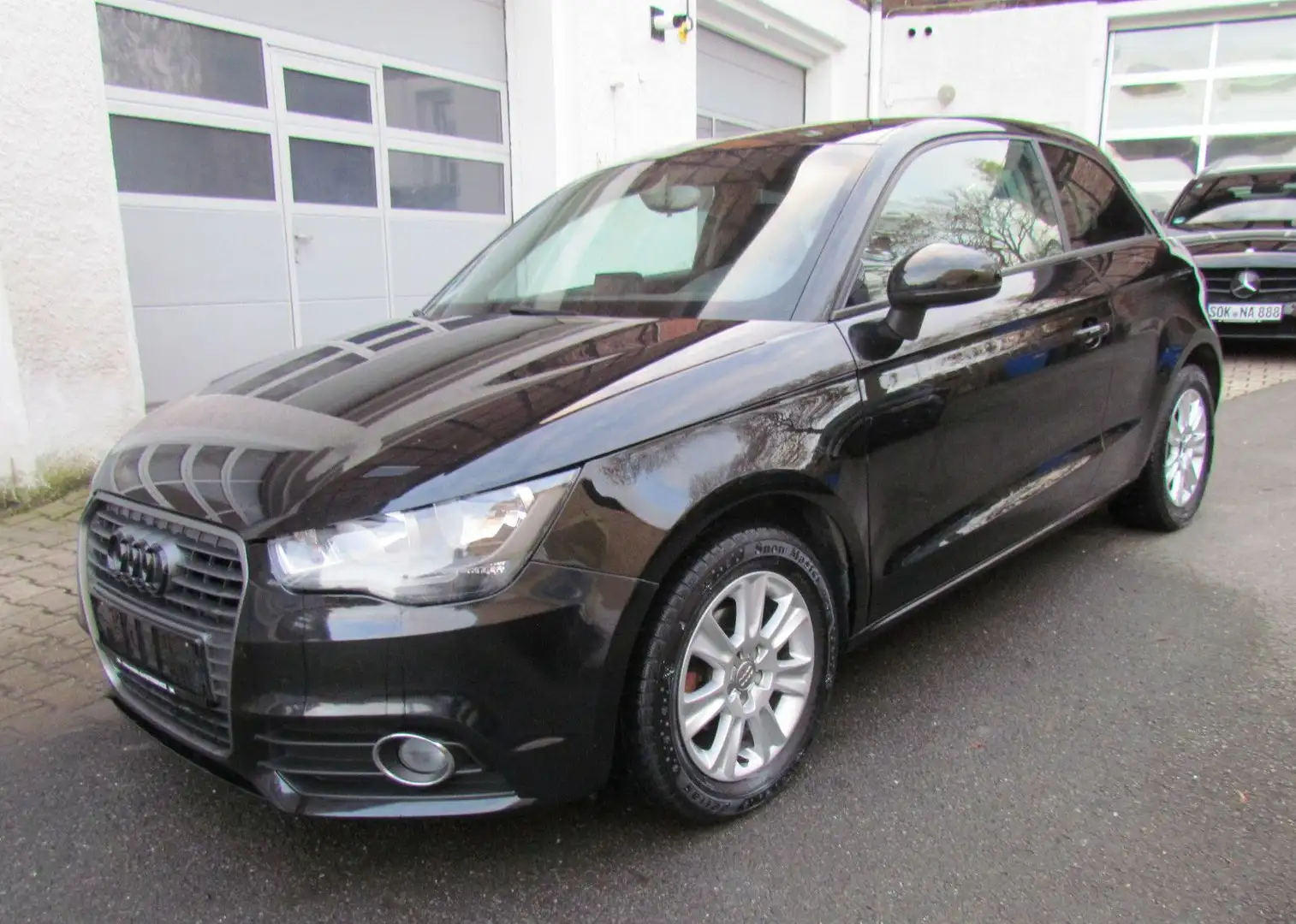 Audi A1 1.6 TDI **Attraction** Schwarz - 1