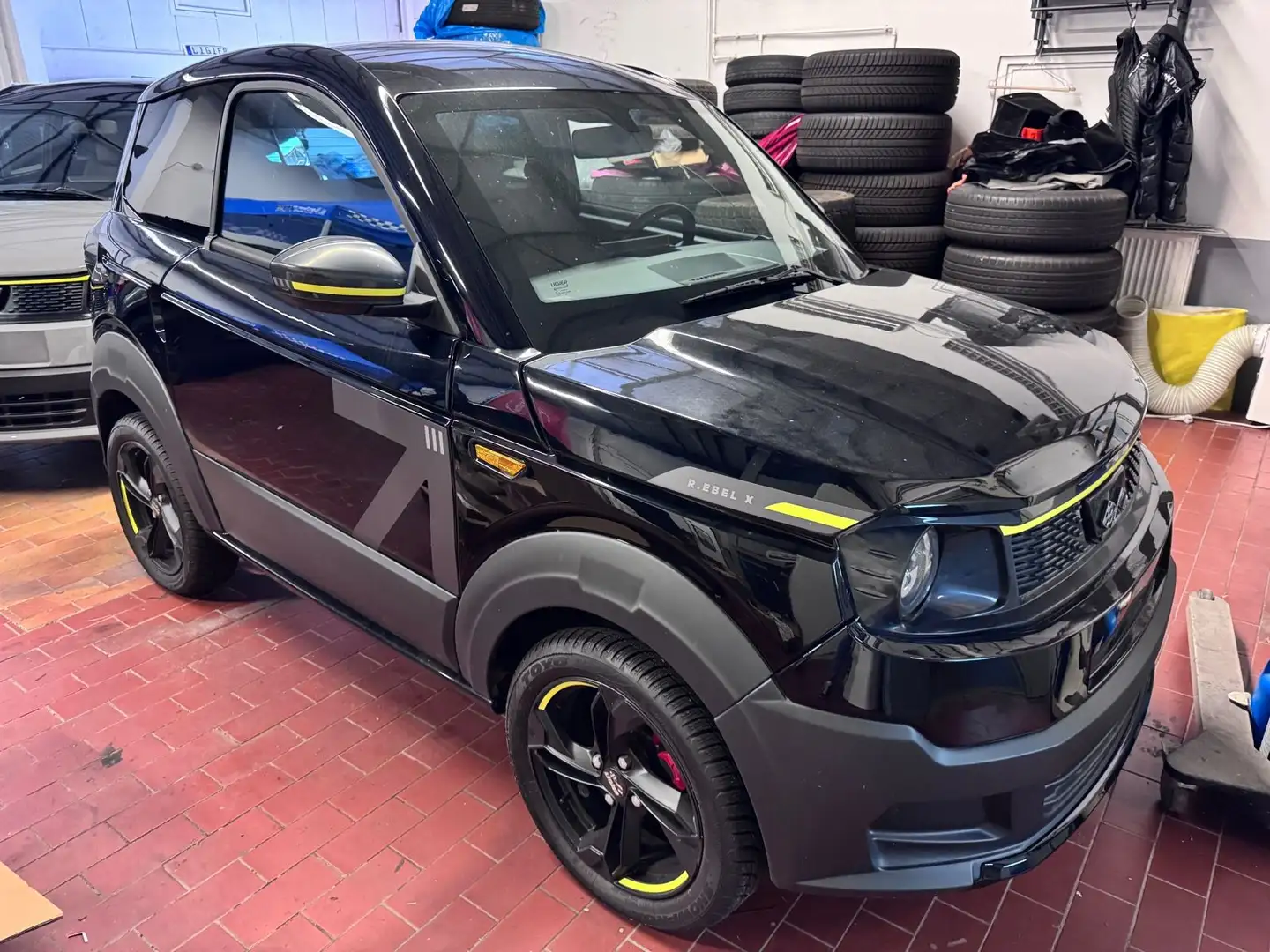Ligier Myli MyLi R.EBEL X 12,42 kWh Schwarz - 1