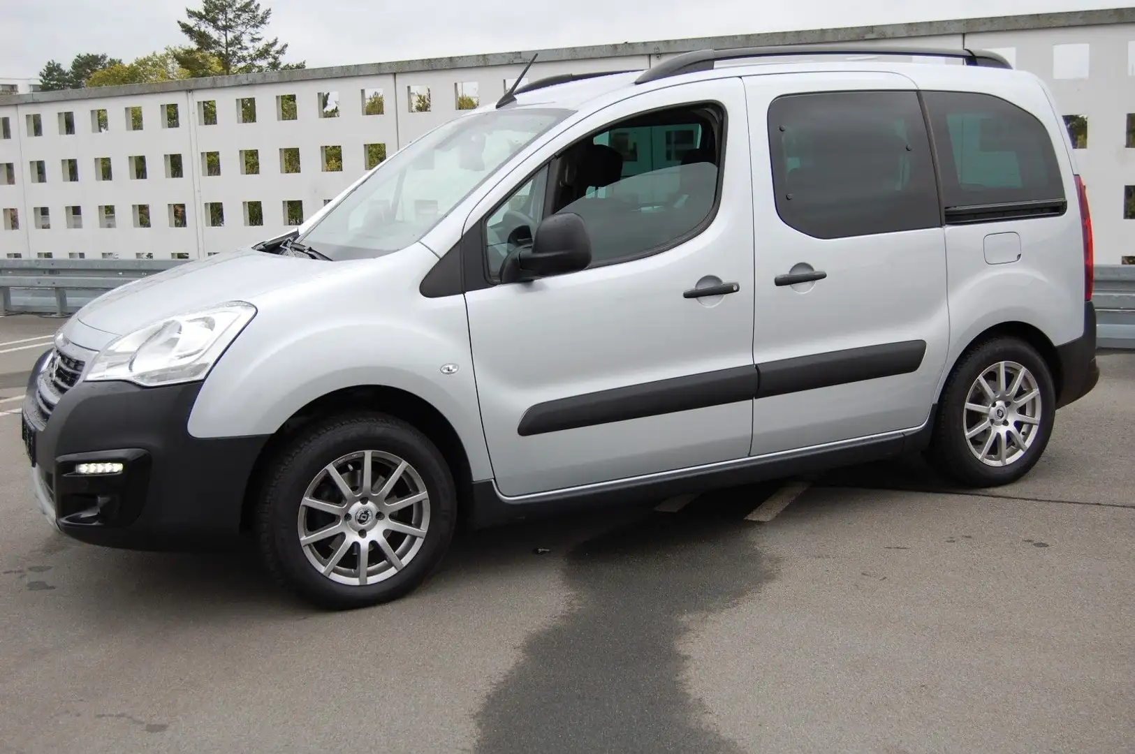 Peugeot Partner Tepee 110PS.Outdoor.46900Km.Navi,Kamera Gris - 1