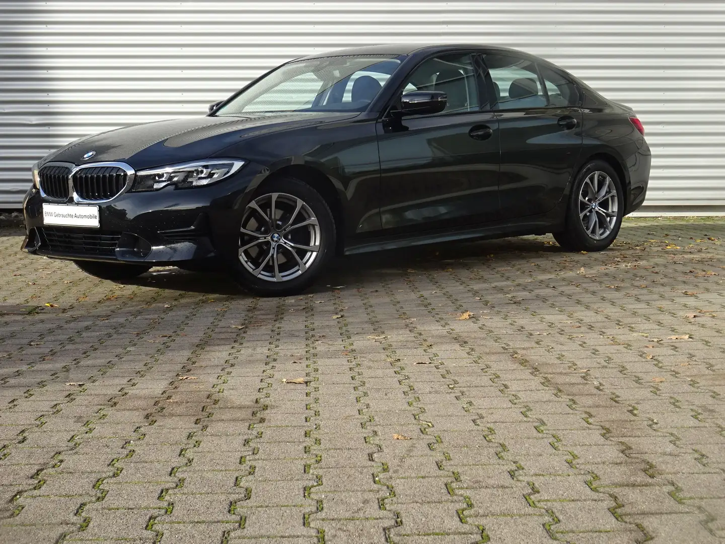 BMW 320 i Lim. Sport Line LivePro Drive/ParkAssi HiFi Schwarz - 2