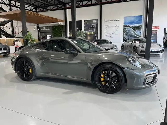 Porsche 911 view 5