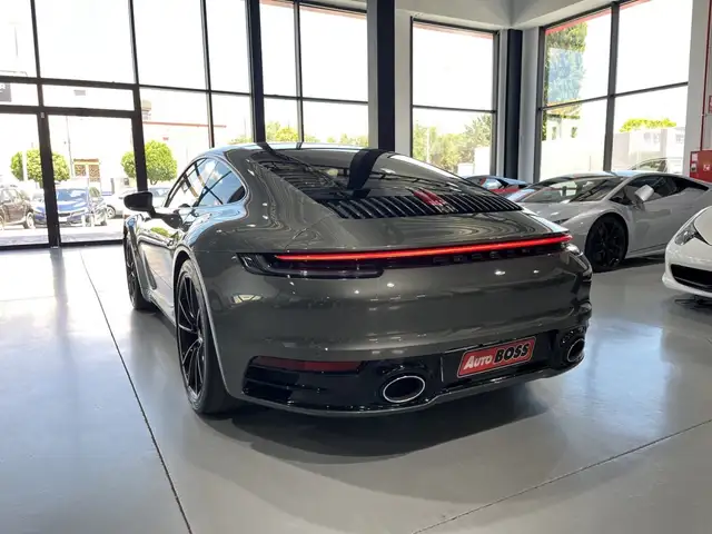 Porsche 911 view 9
