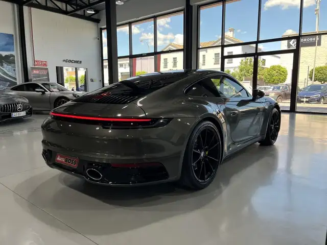 Porsche 911 view 7