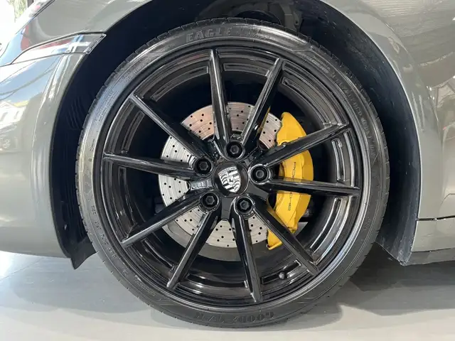 Porsche 911 view 11
