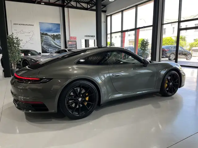 Porsche 911 view 6