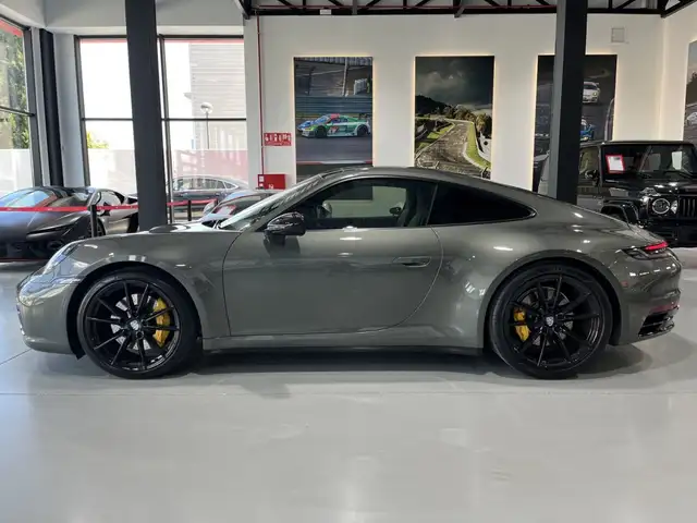 Porsche 911 view 10