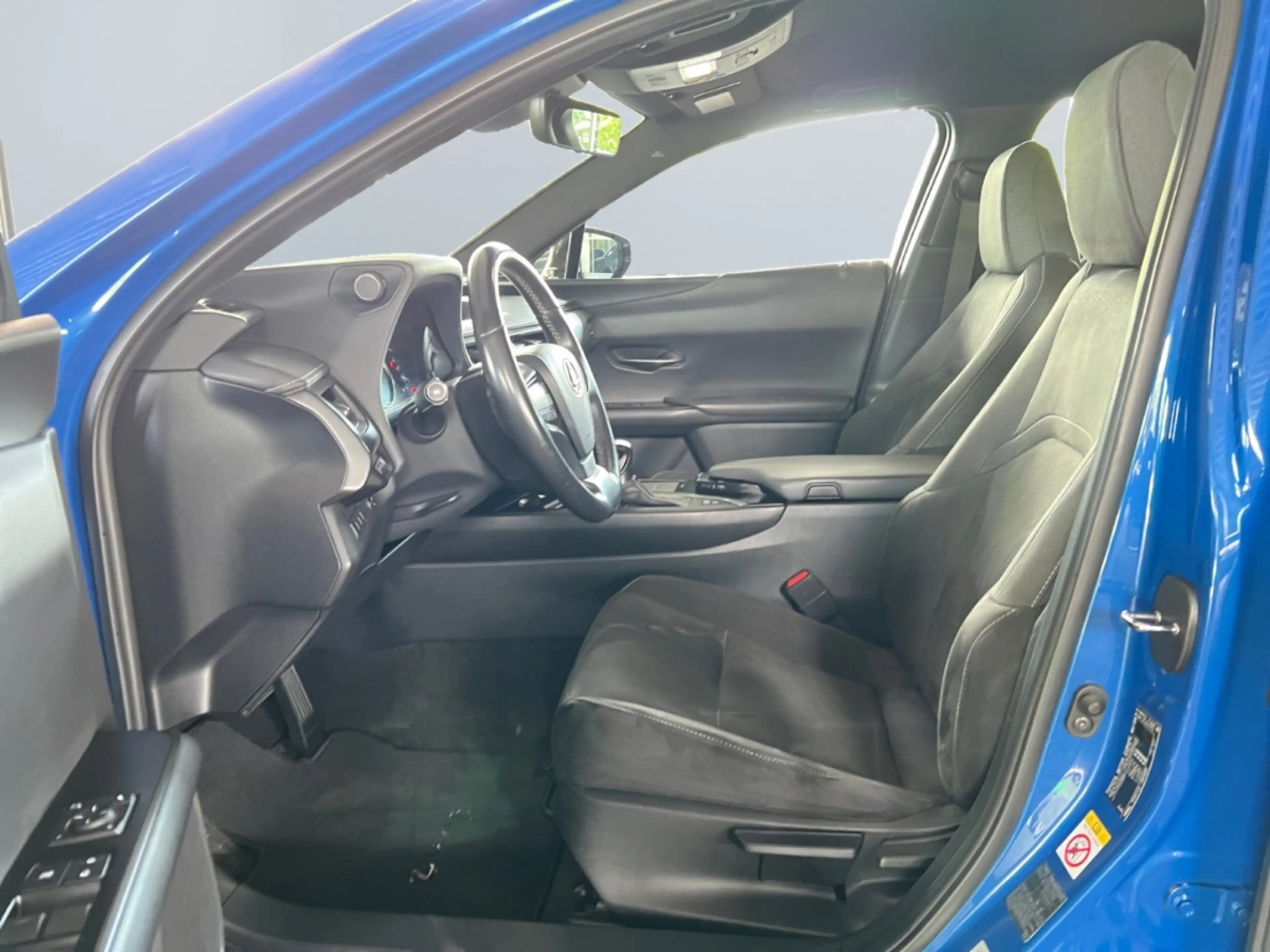 Lexus UX 250h Launch Edition *Bi-LED*ACC*CAM*SHZ*Navi* — photo 9