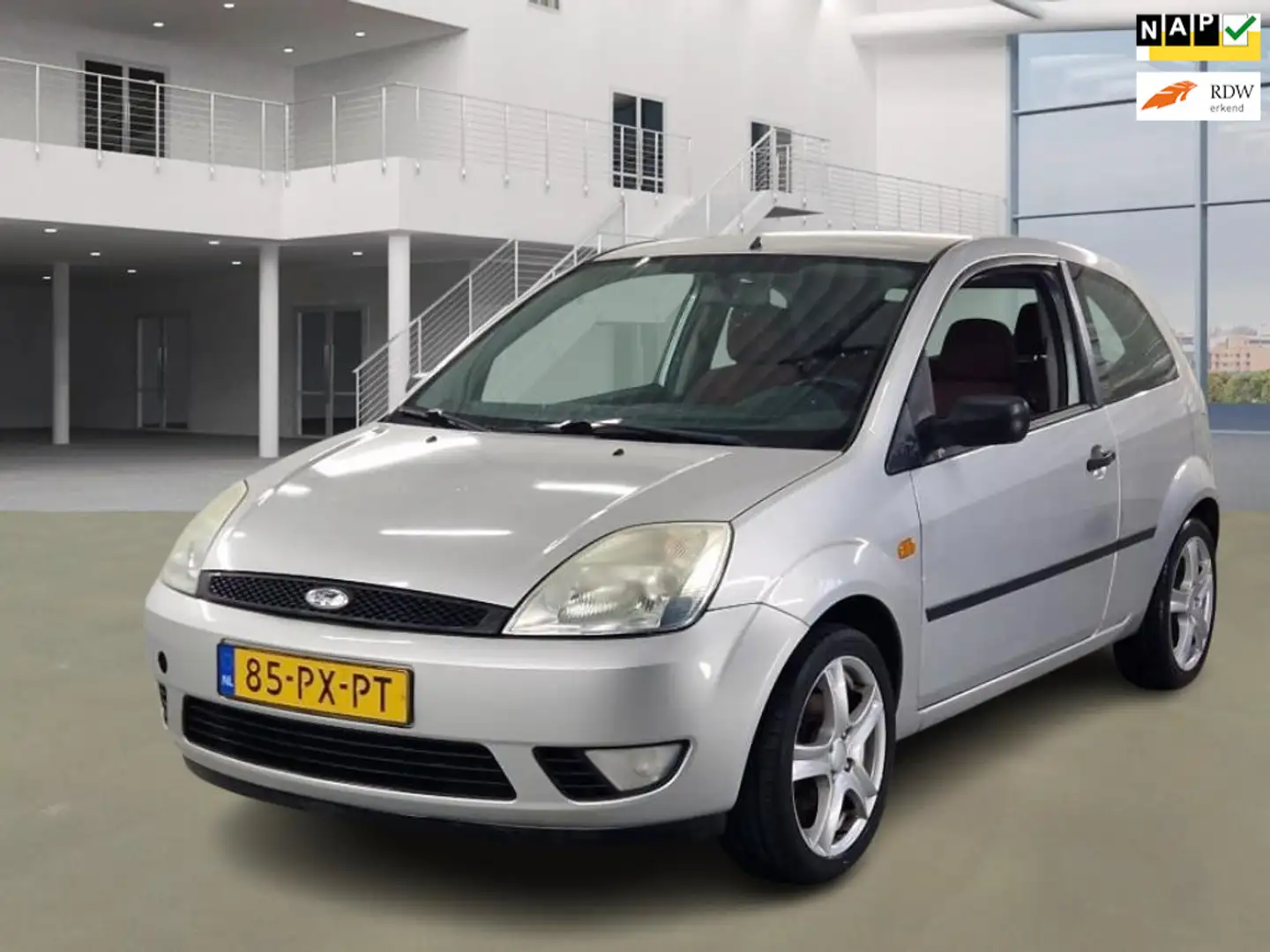 Ford Fiesta 1.4-16V Futura Gris - 1