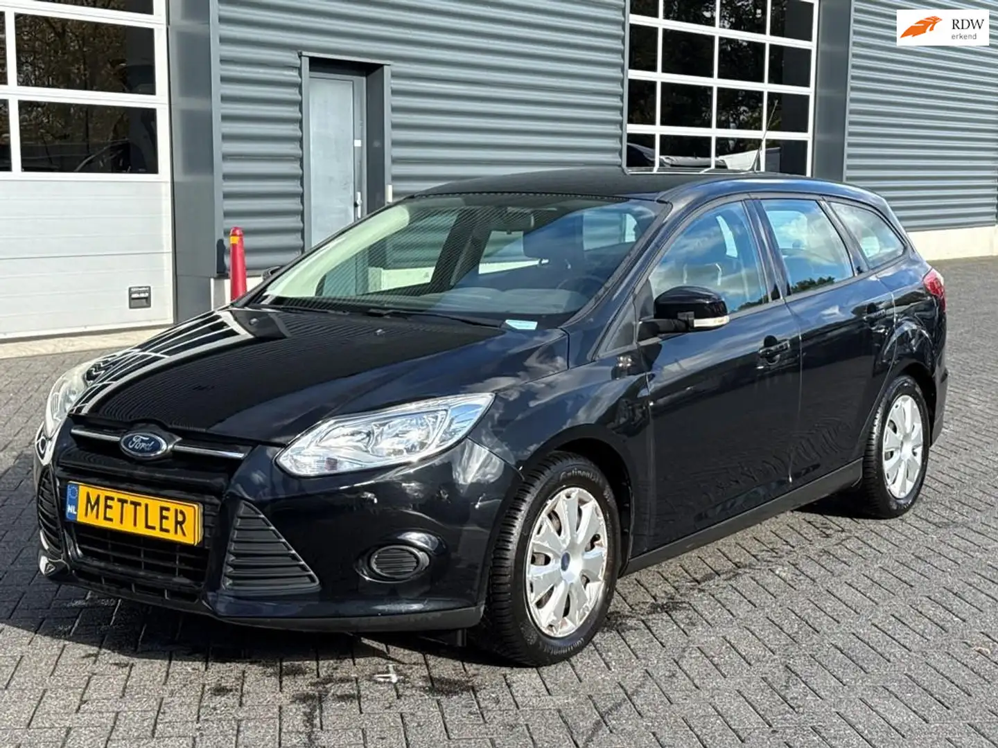 Ford Focus Wagon 1.6 EcoBoost Trend, airco, trekhaak Zwart - 1