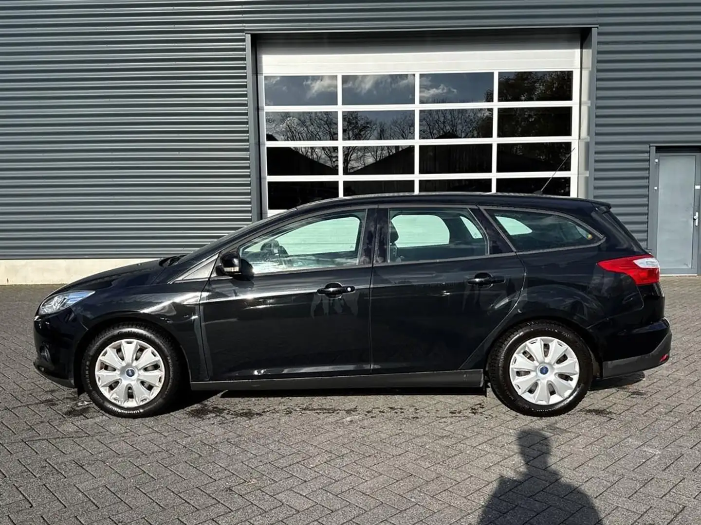 Ford Focus Wagon 1.6 EcoBoost Trend, airco, trekhaak Zwart - 2