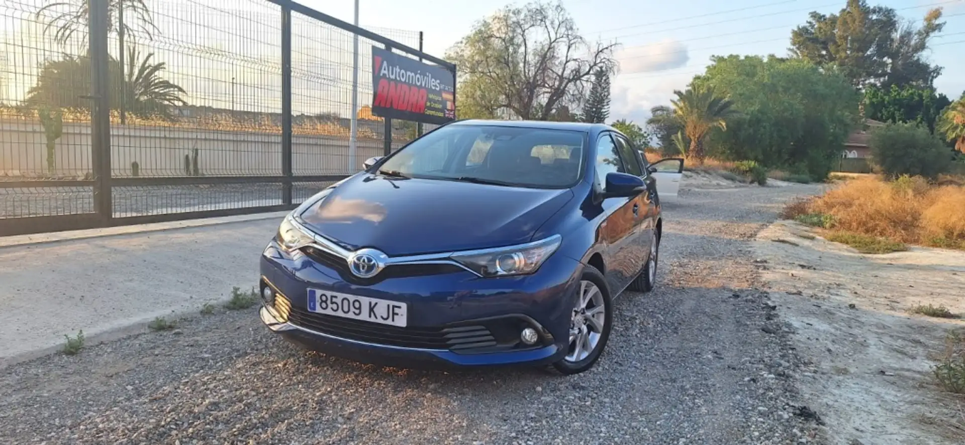 Toyota Auris hybrid 140H Active Azul - 1