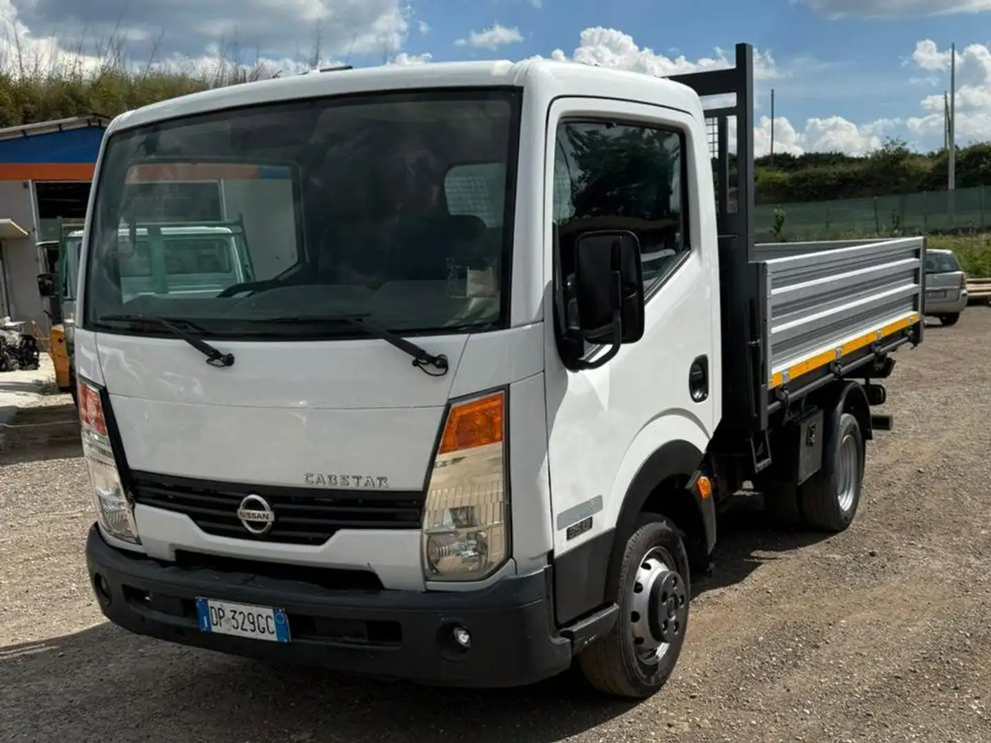 Nissan Cabstar Blanc - 1