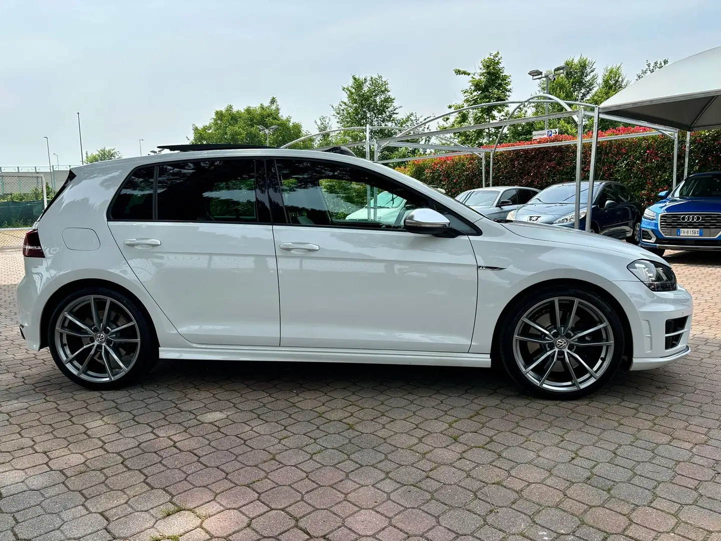 Volkswagen Golf R - 2