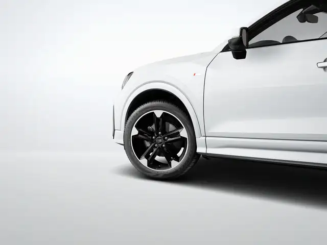 Audi Q2 view 6