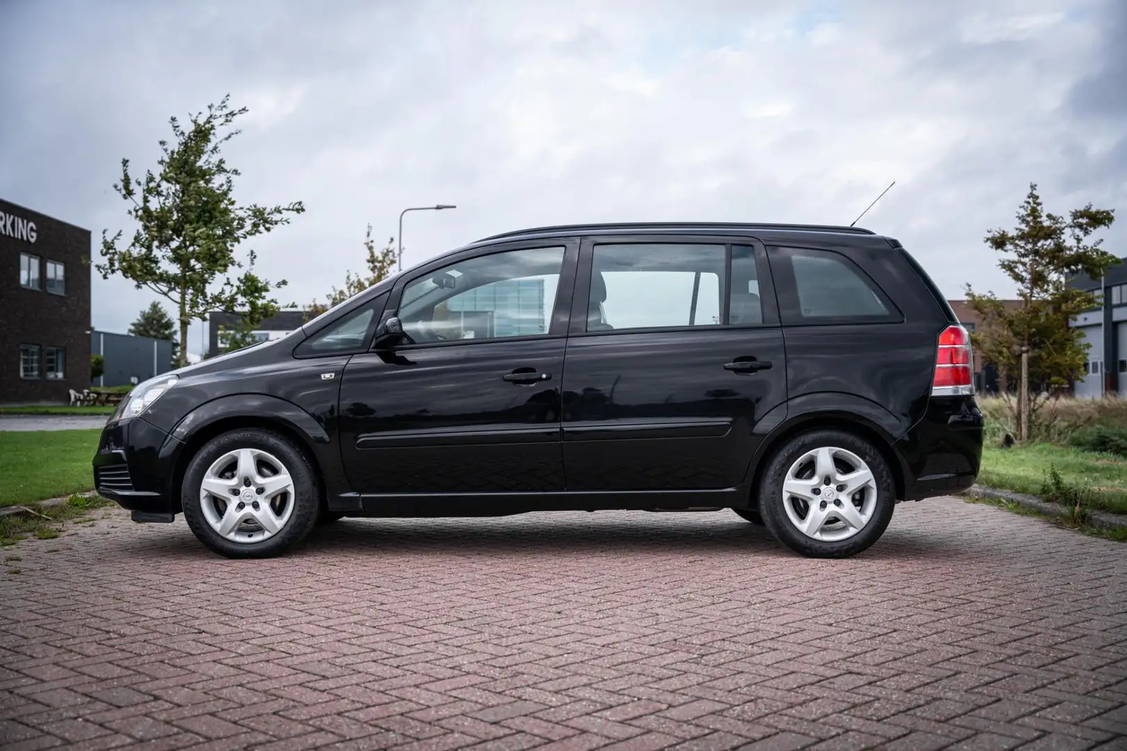 Opel Zafira 1.8 Business 7 persoons Zwart - 2