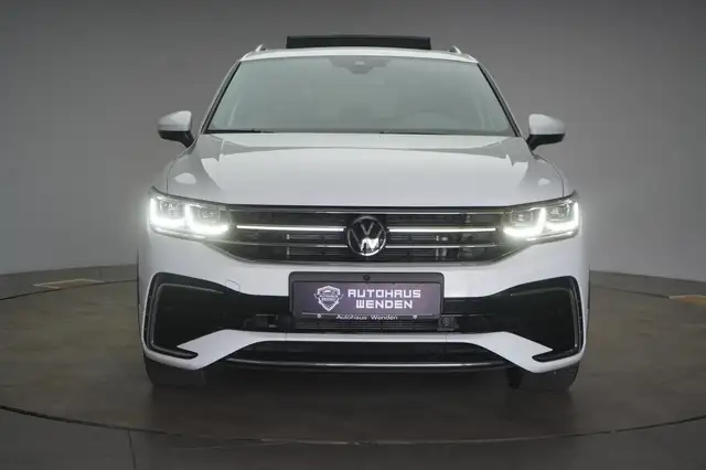 Volkswagen Tiguan view 3