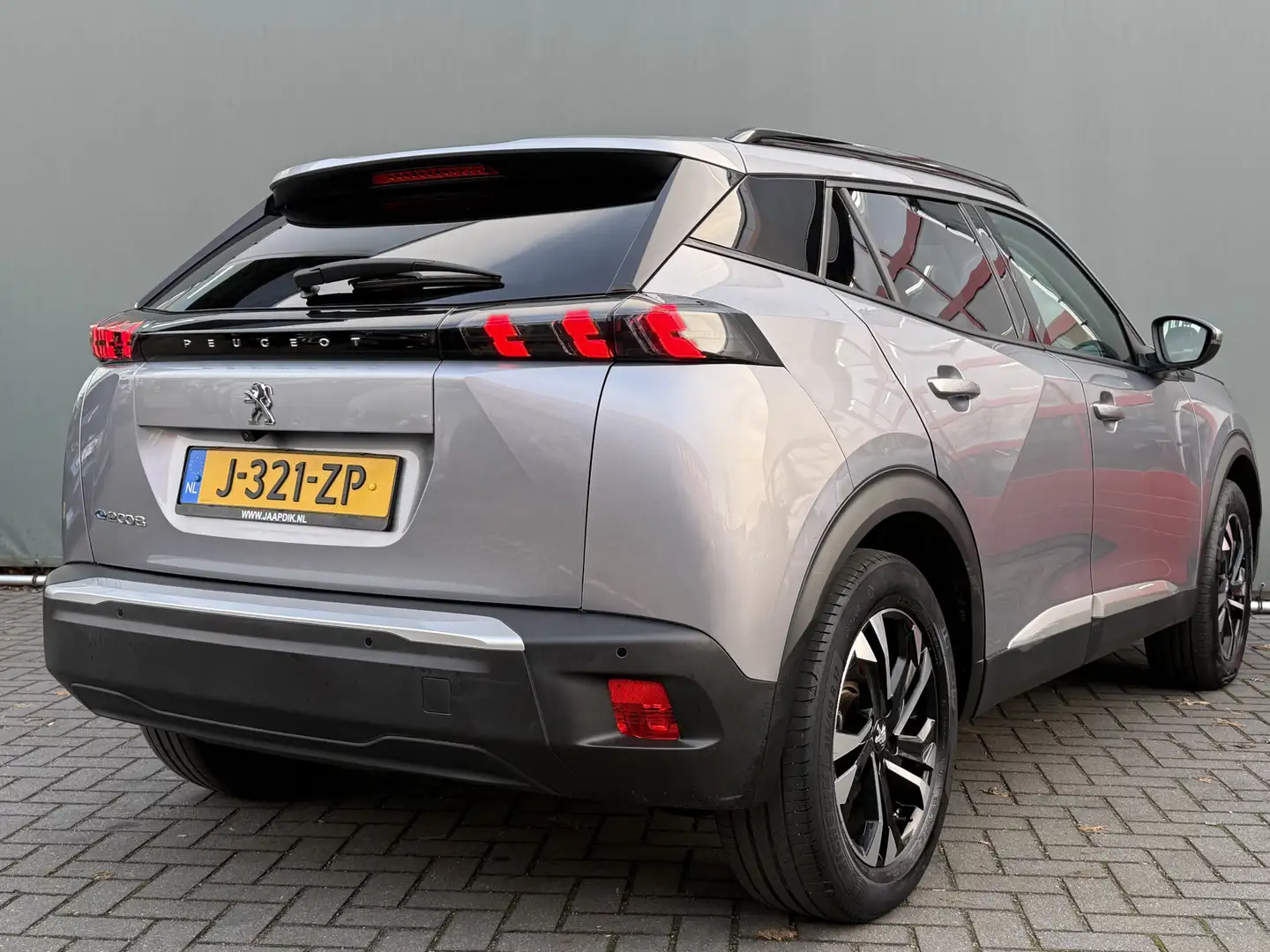 Peugeot e-2008 BWJ 2020 EV Allure 136 PK 50 kWh PANODAK | FULL LE Gris - 2
