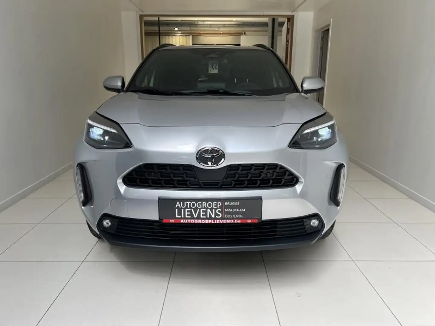 Toyota Yaris Cross 1.5 HYB EXECUTIVE + EXECUTIVE Zilver - 2