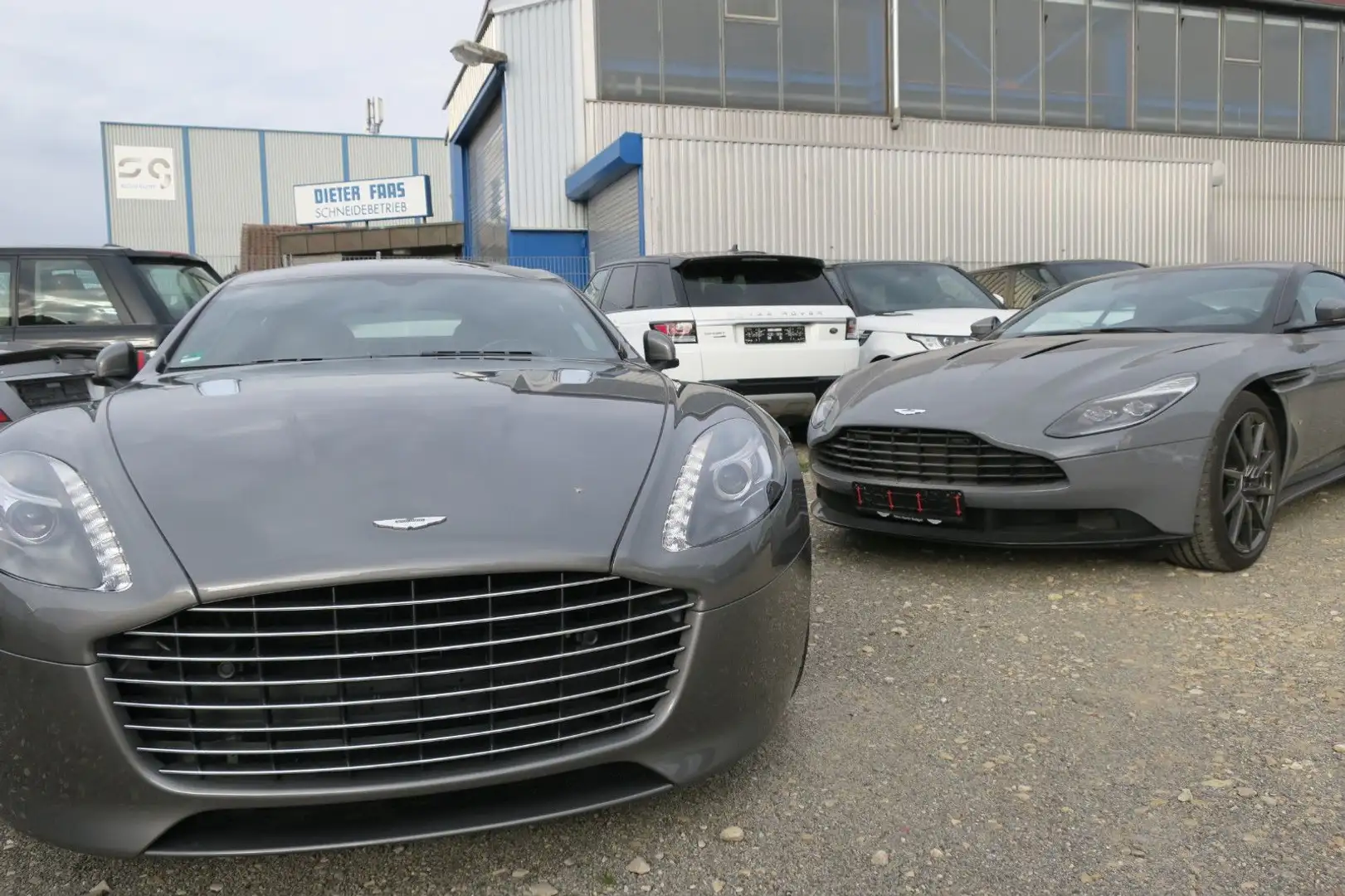 Aston Martin DB11 5.2 V12 Launch Edition Grau - 1