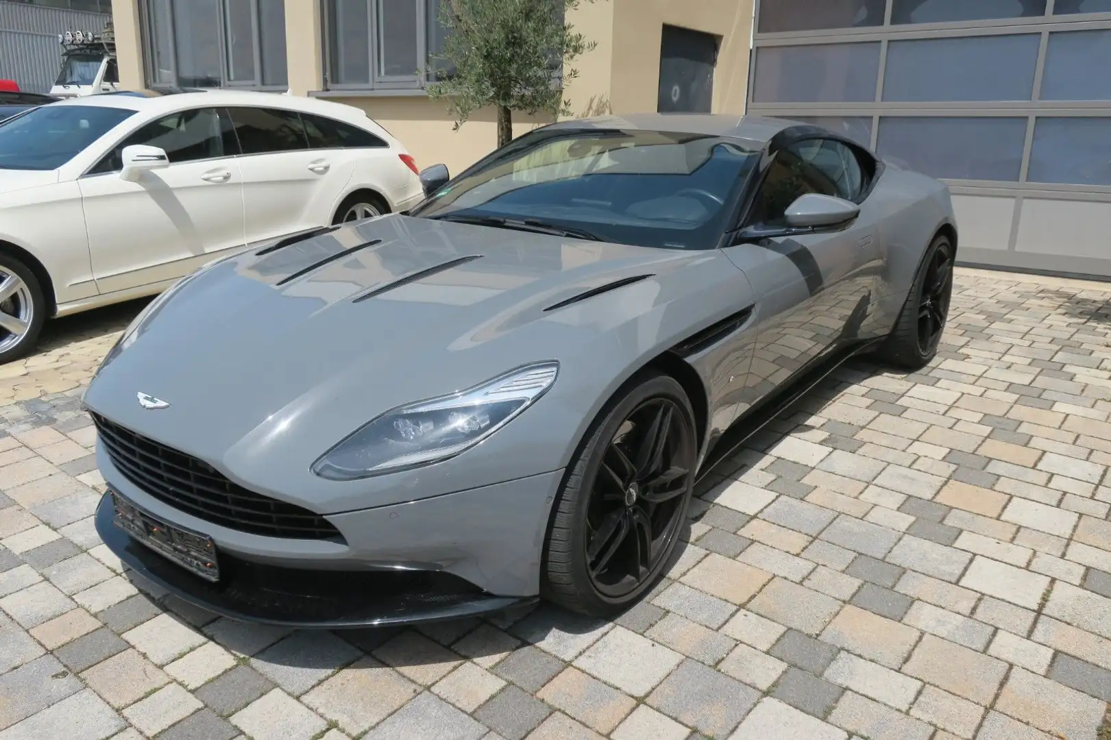 Aston Martin DB11 5.2 V12 Launch Edition Gris - 2