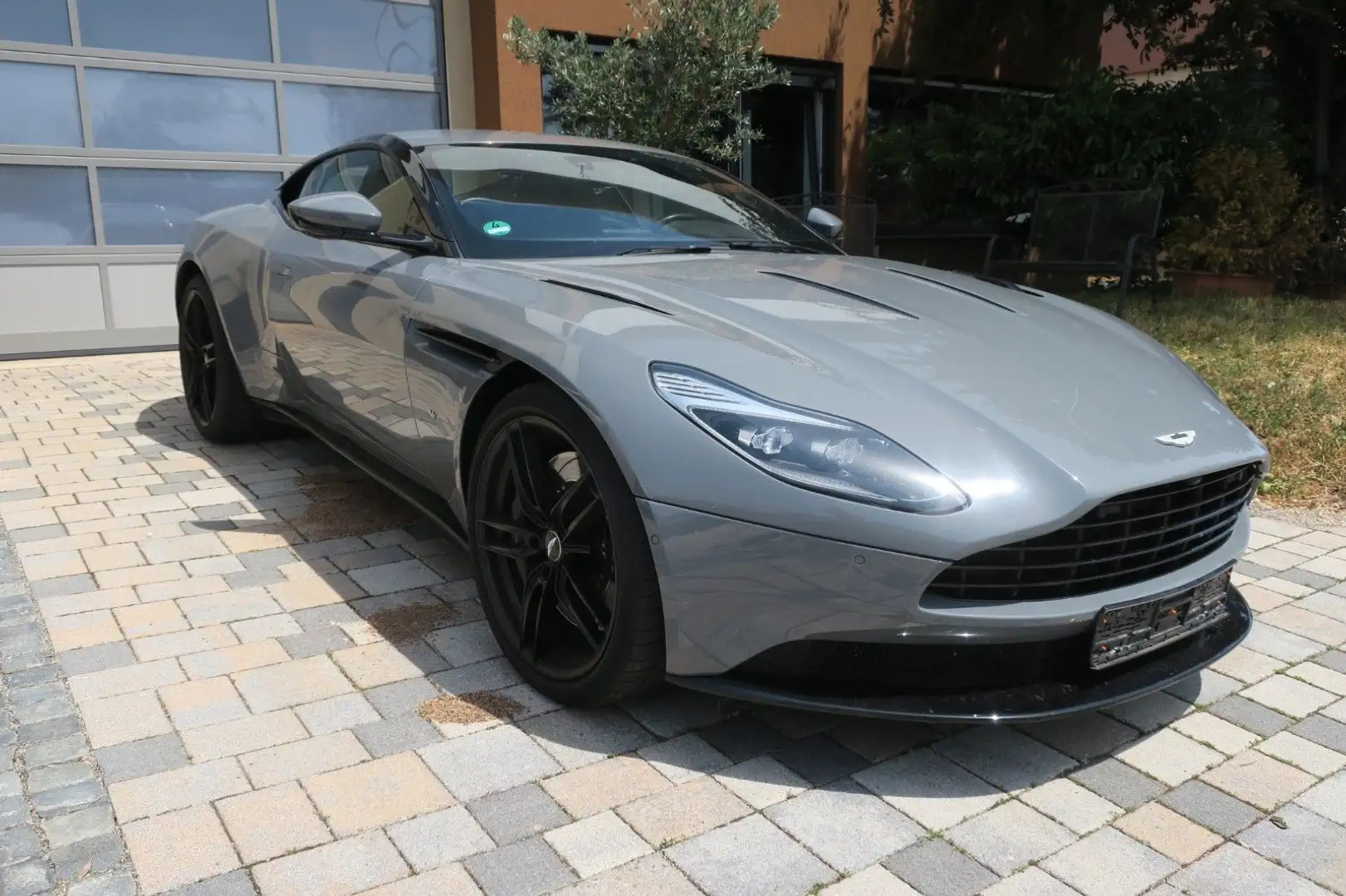 Aston Martin DB11 5.2 V12 Launch Edition Gris - 1