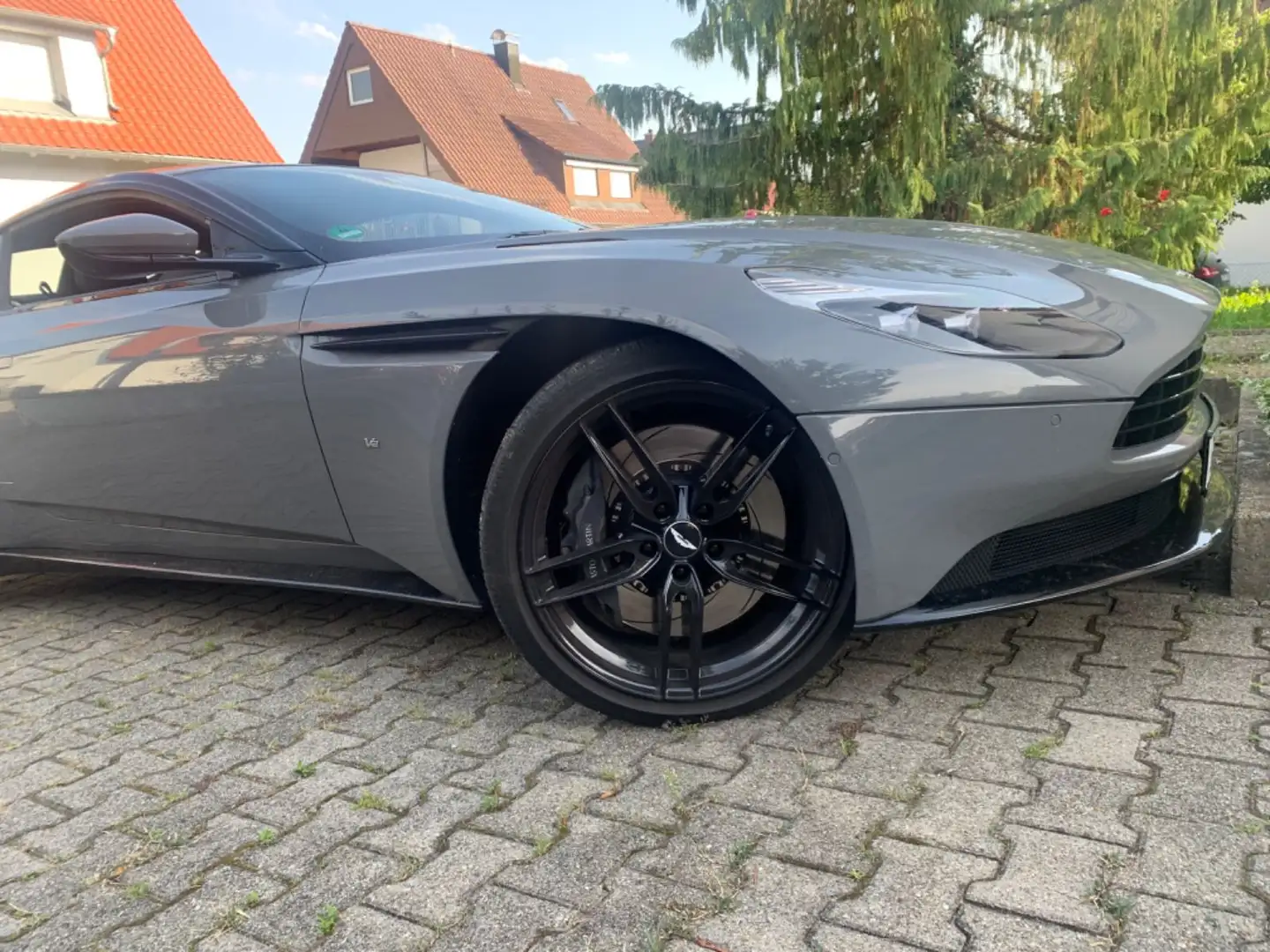 Aston Martin DB11 5.2 V12 Launch Edition Grau - 2