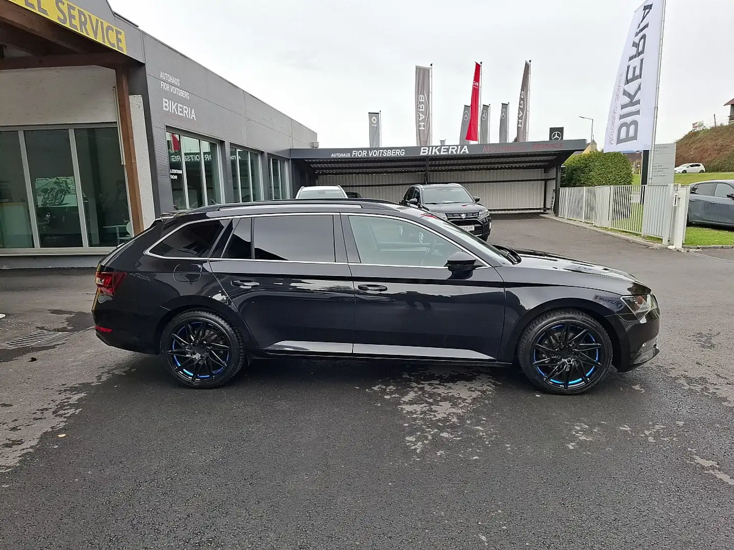 Skoda Superb Kombi 2,0 TDI Ambition DSG Schwarz - 2