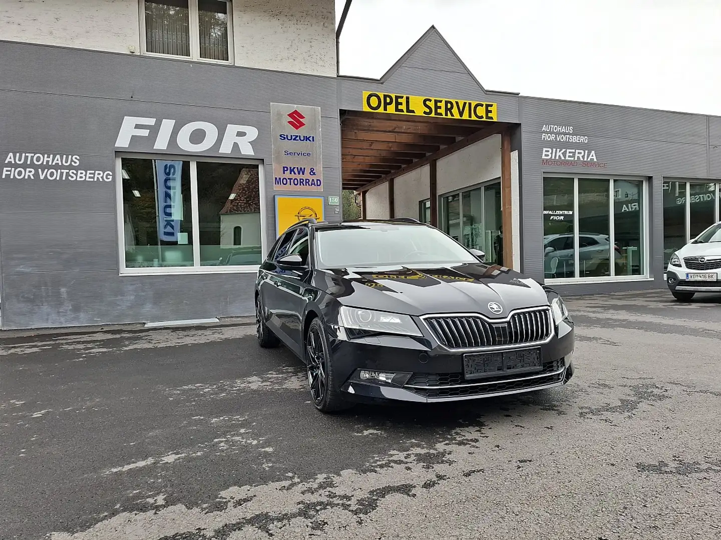 Skoda Superb Kombi 2,0 TDI Ambition DSG Schwarz - 1