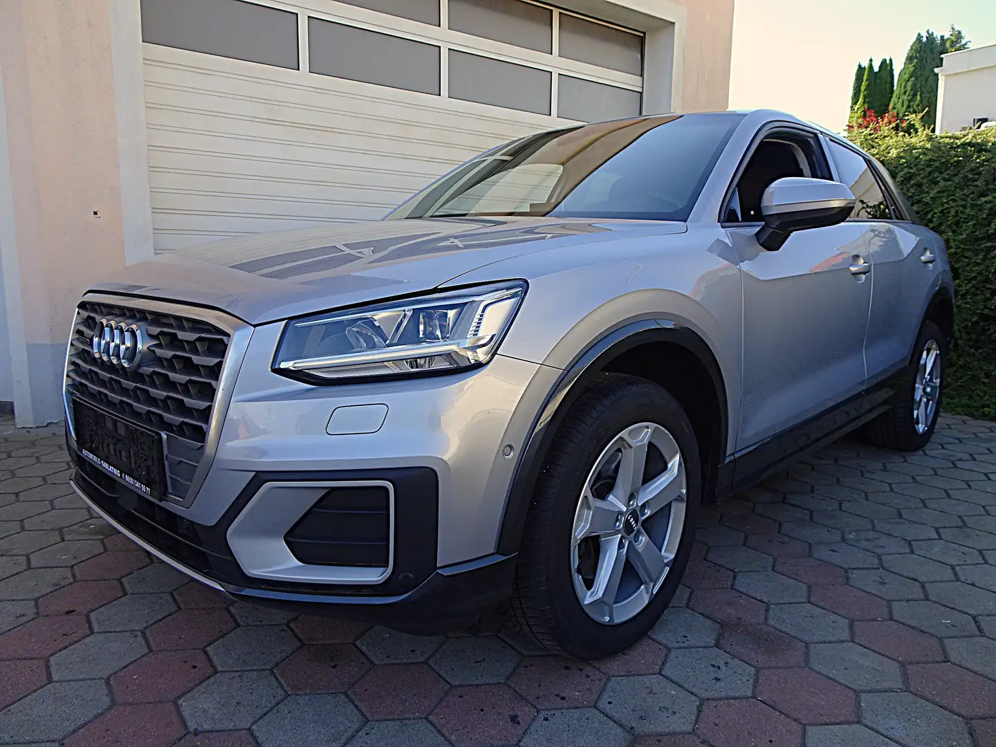 Audi Q2 2,0 TDI quattro sport Grau - 1