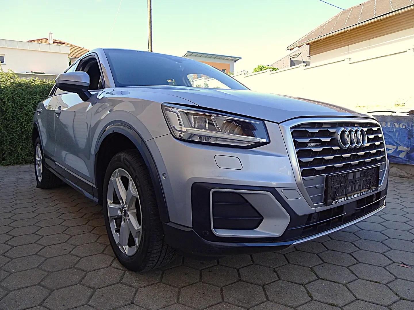 Audi Q2 2,0 TDI quattro sport Grau - 2