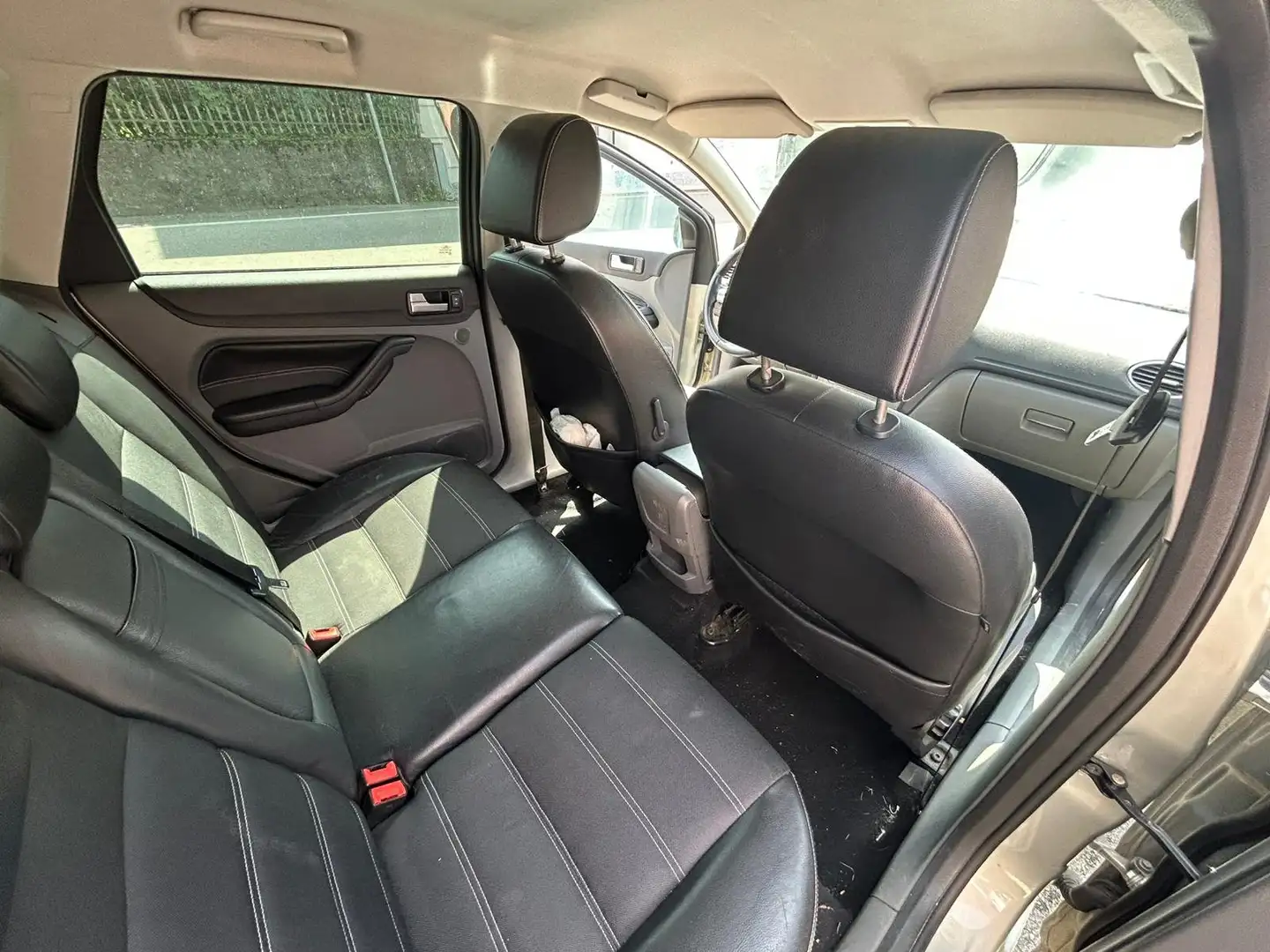Ford Focus Focus Style Wagon 1.8 tdci Titanium bež - 1