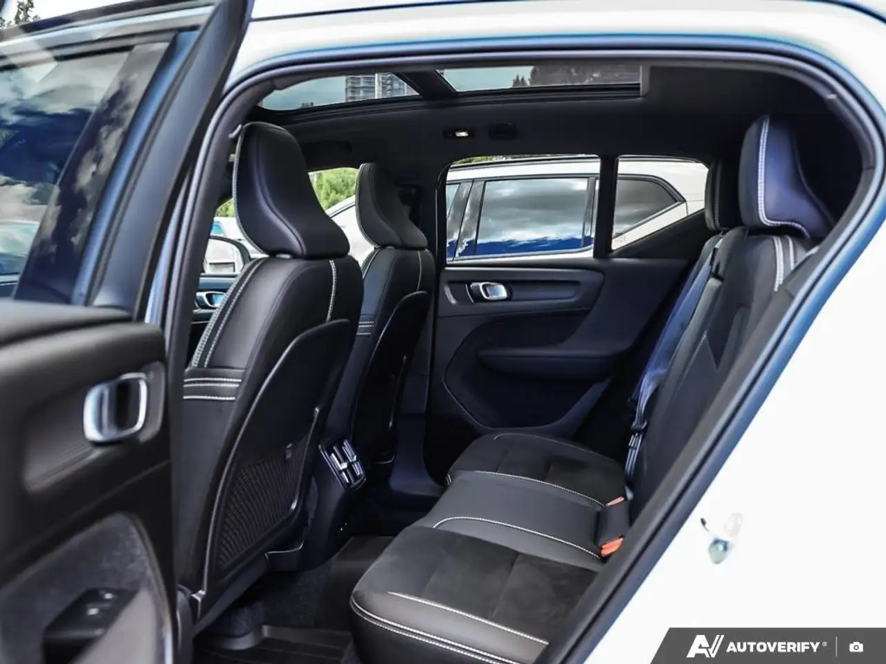 Volvo EX40 снимка Volvo EX40