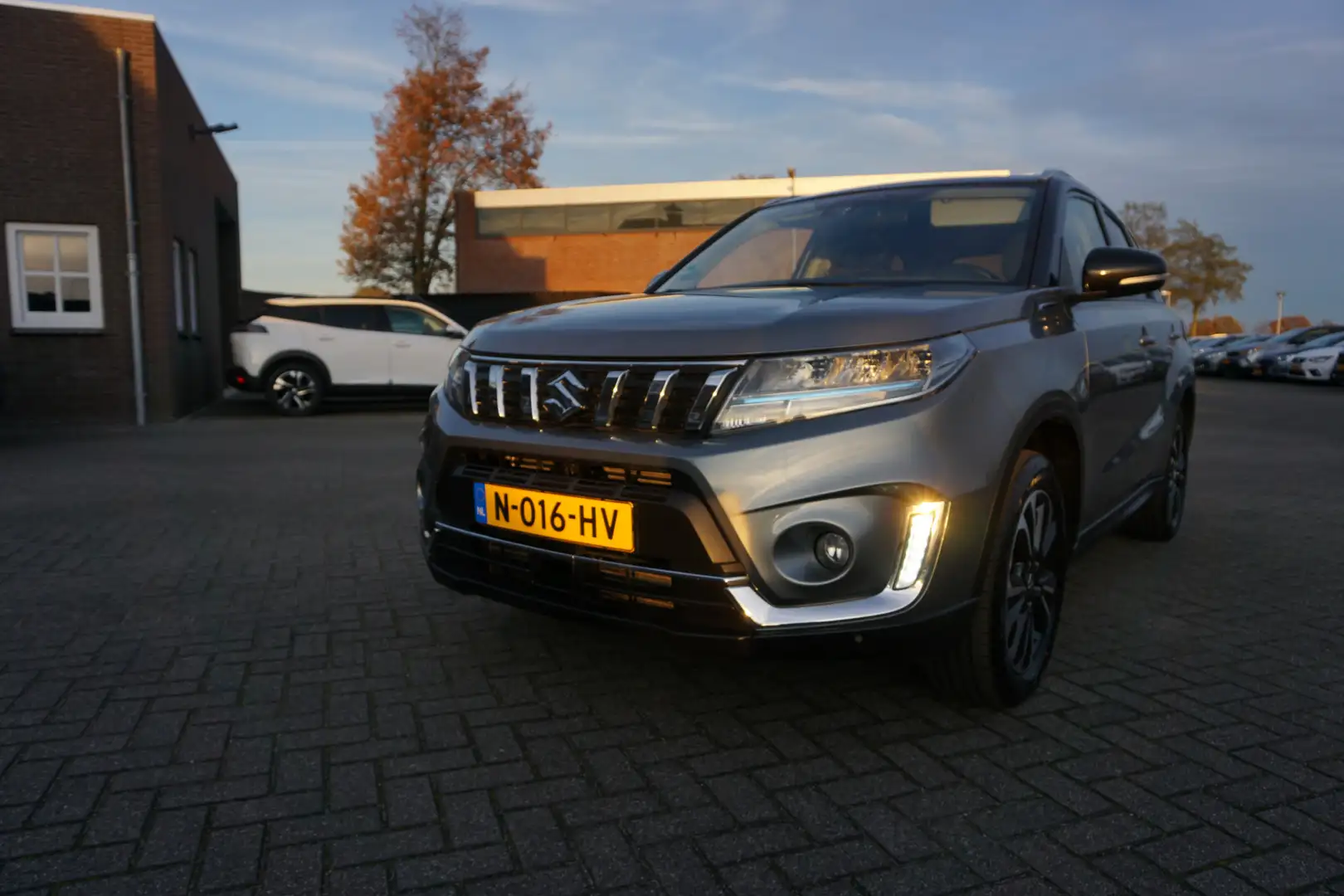 Suzuki Vitara 1.4 BOOSTERJET STYLE LUXE SMART HYBRID TWO TONE DE Gris - 2