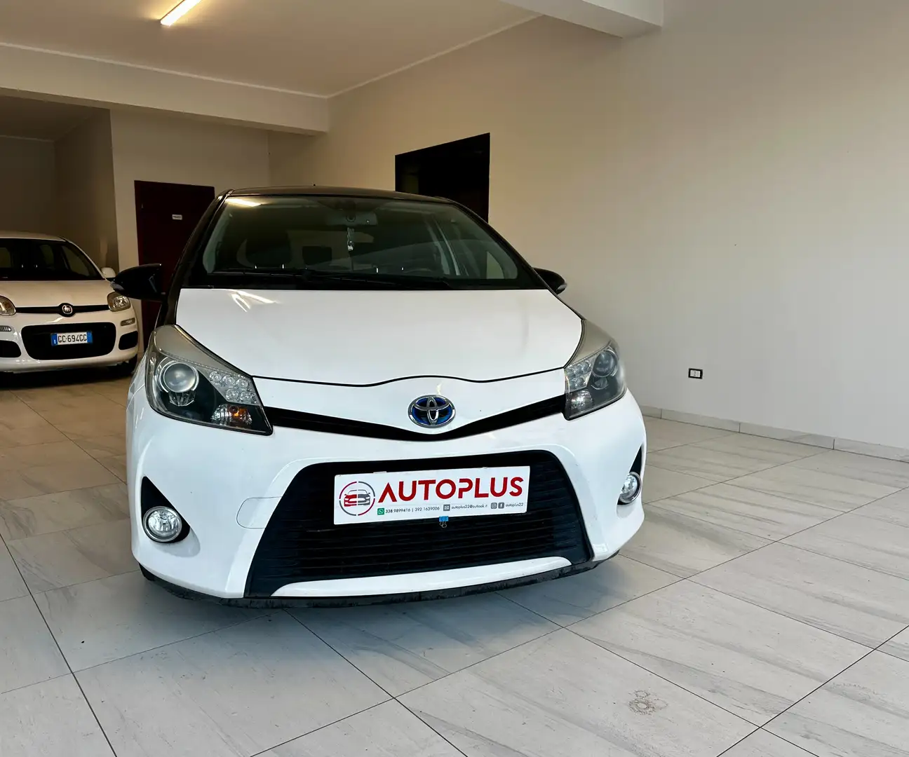Toyota Yaris Yaris hybrid 2014  1.5h Lounge Blanc - 2
