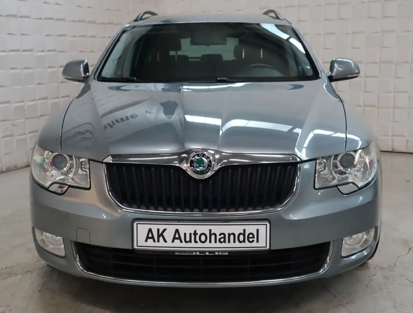 Skoda Superb Combi Ambition Automatik Xenon Navi PDC Gris - 2