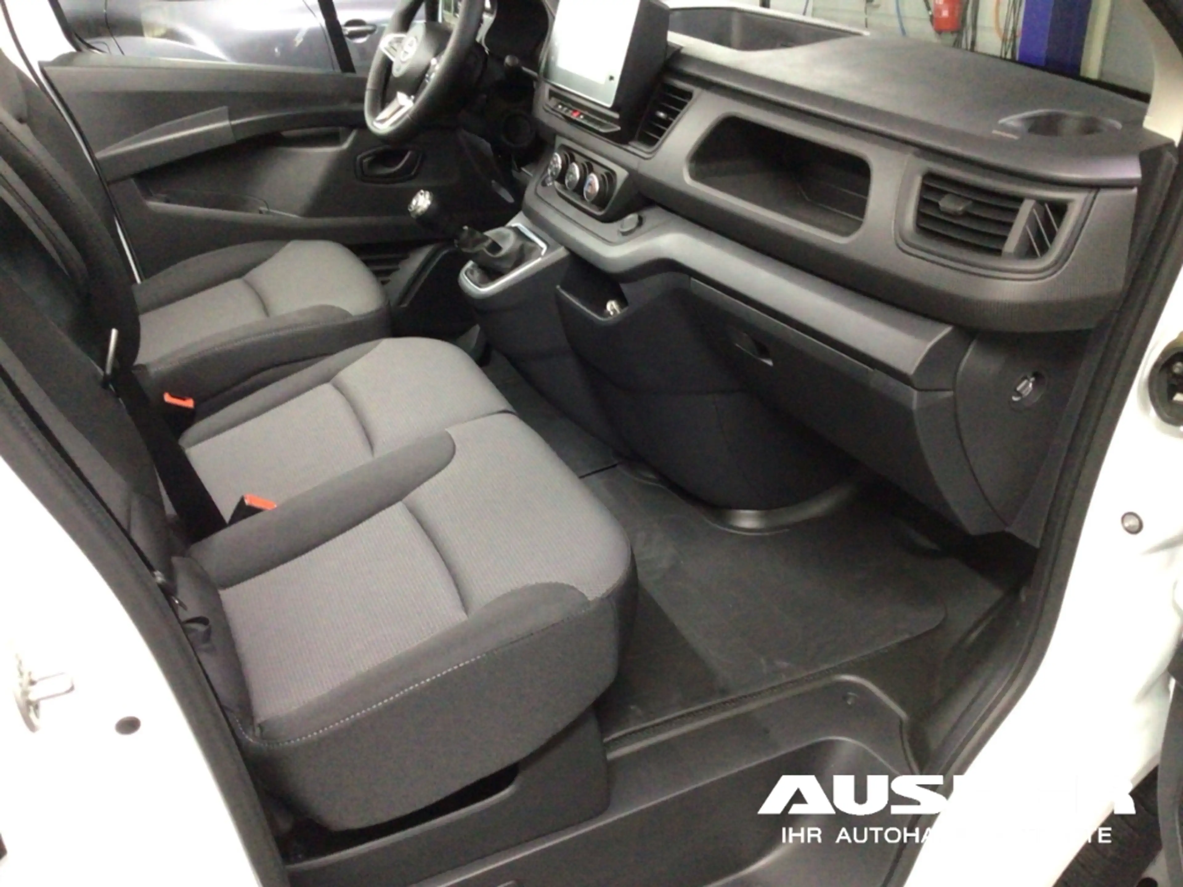 Nissan Primastar Kastenwagen L2H1 3,0t N-Connecta Laderaumboden Gan — photo 14