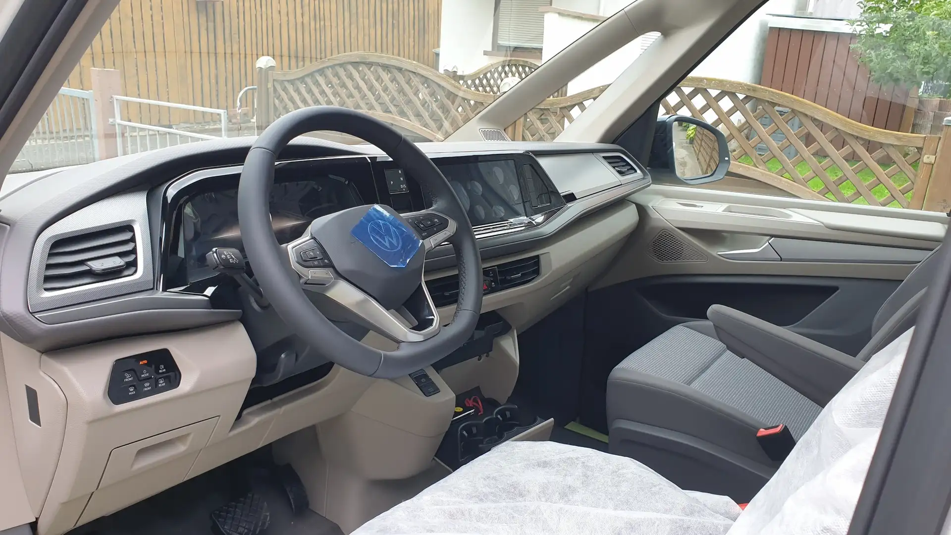 Volkswagen T7 Multivan Edition Allrad ehybrid, Vis a Vis,AHK,*5J. Gar Weiß - 2