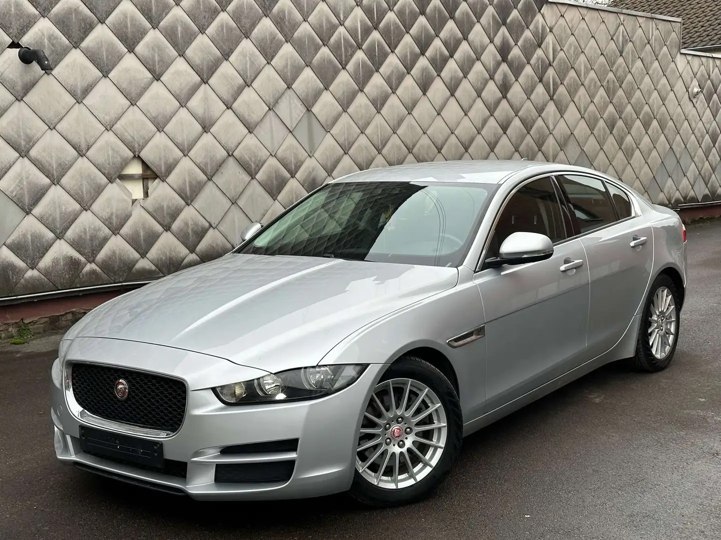 Jaguar XE 2.0 D 2017// 147.000km// AC// GPS// Green - 1