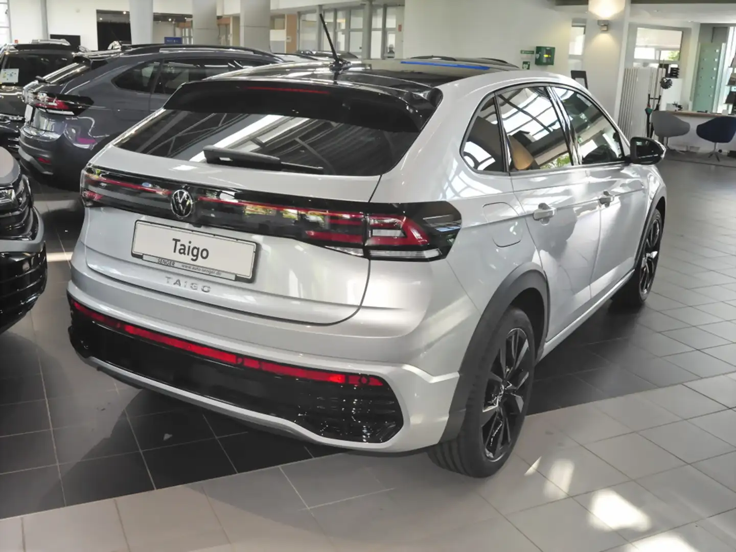 Volkswagen Taigo 1.0 TSi R-Line DSG Black Style Sitzh. Navi Plateado - 2