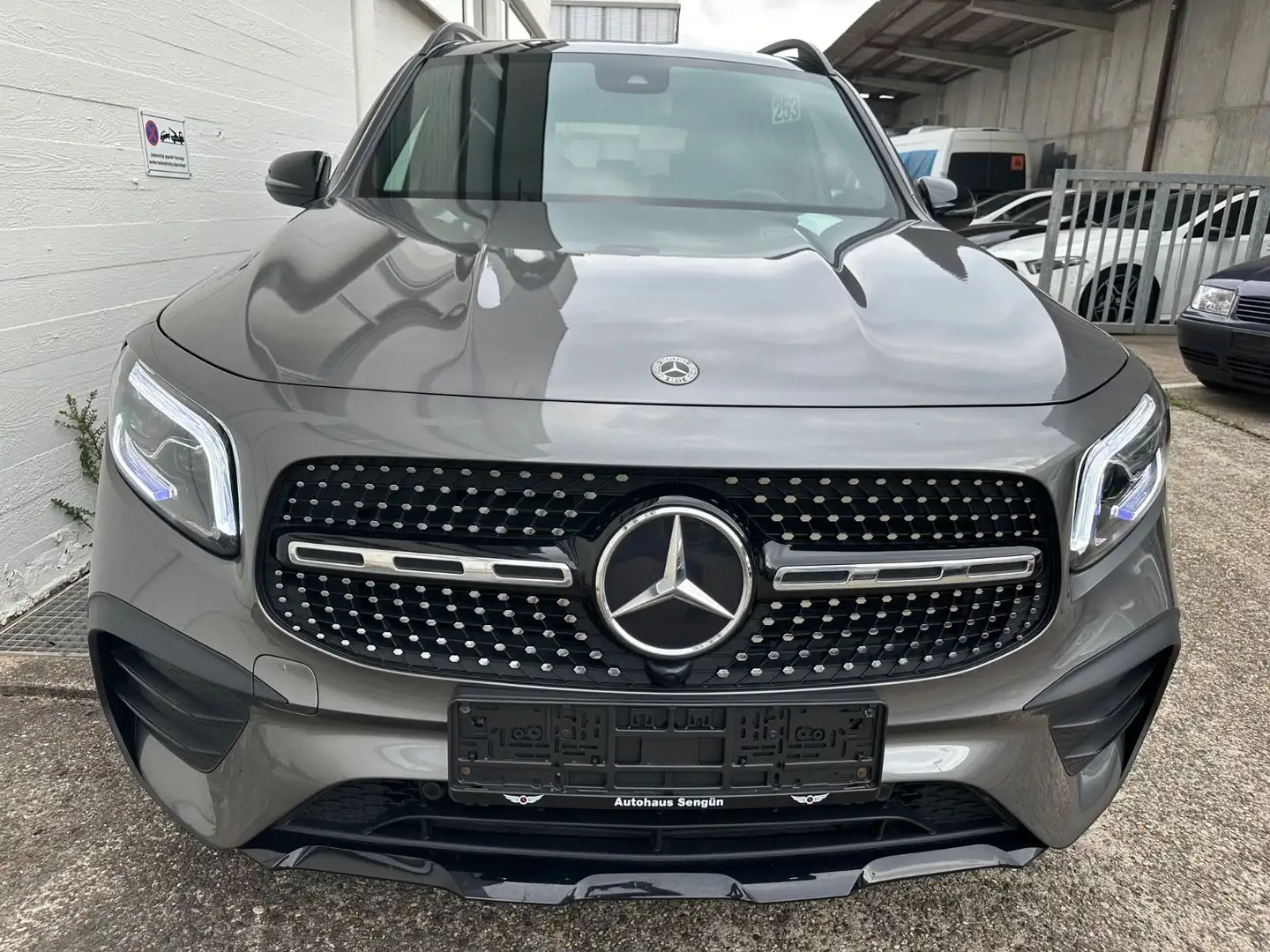 Mercedes-Benz GLB 180 d AMG Panorama/Memory Paket/KEYLESS-GO Grau - 1