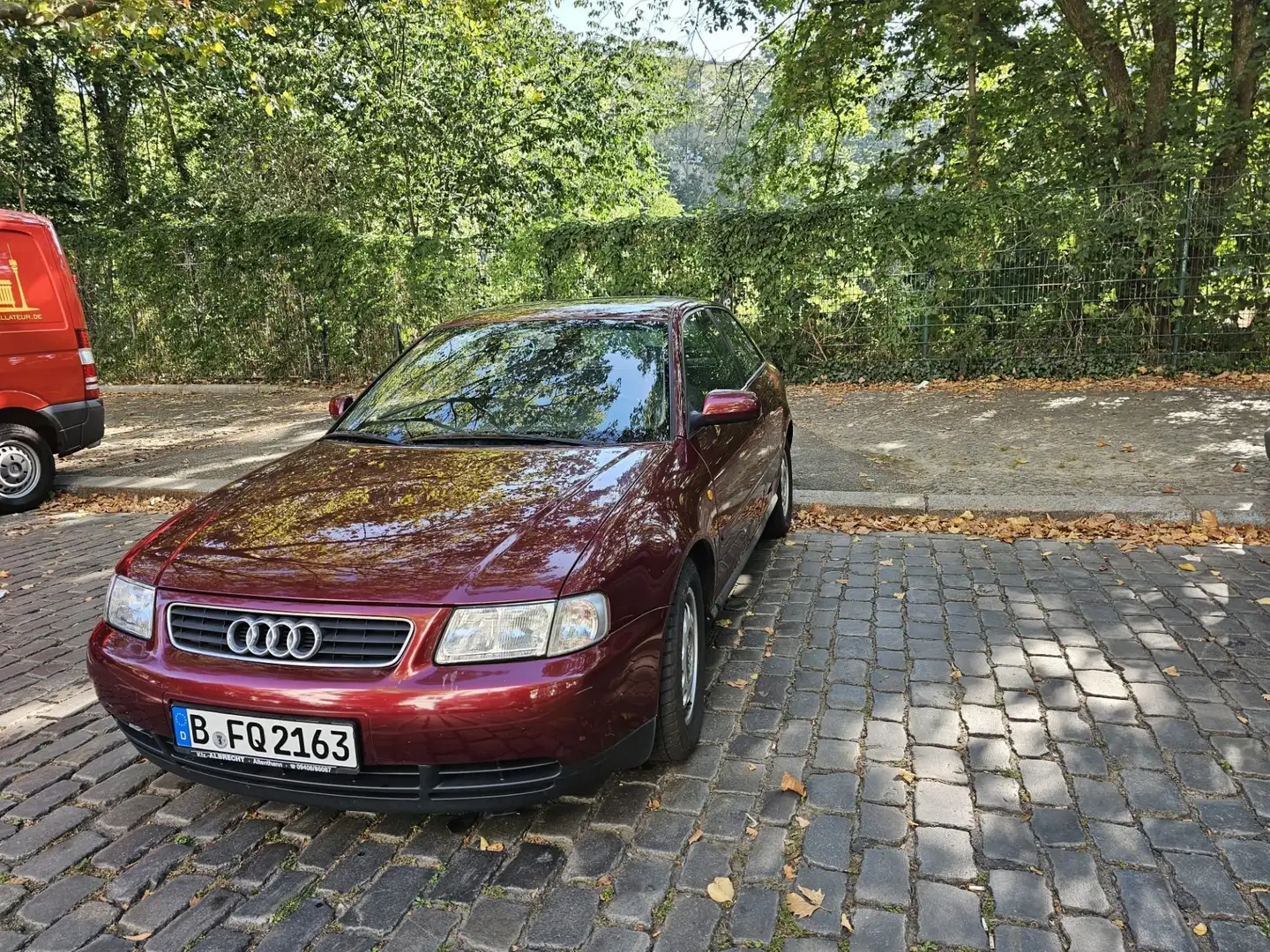 Audi A3 1.6 Ambiente Červená - 1